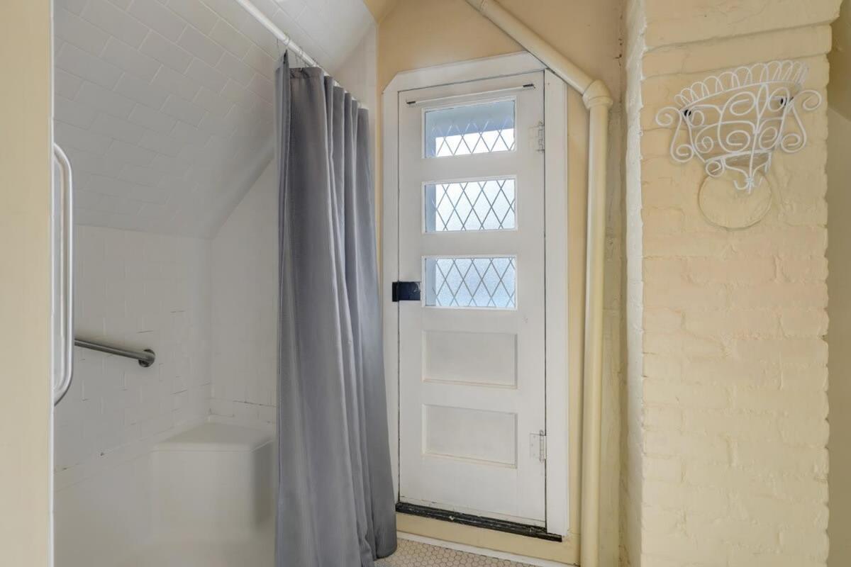 Elite Embassy Near Downtown Hot Tub & Bbq Apartment *