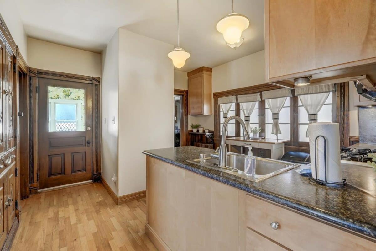 Elite Embassy Near Downtown Hot Tub & Bbq Apartment Colorado Springs
