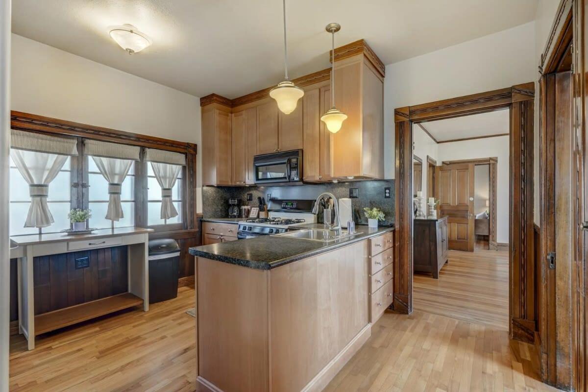 Elite Embassy Near Downtown Hot Tub & Bbq *