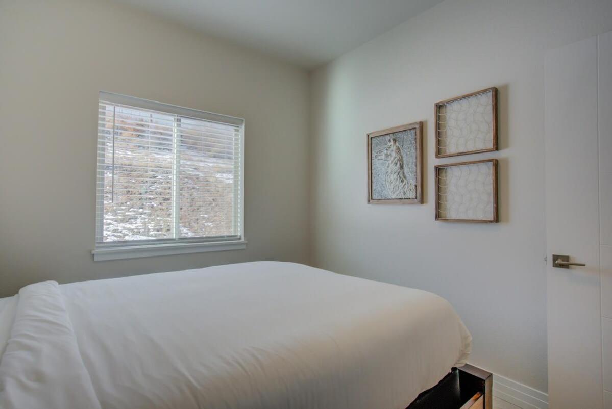 4bd W Rooftop Patio Fire Pit & Mountain Views Holiday home