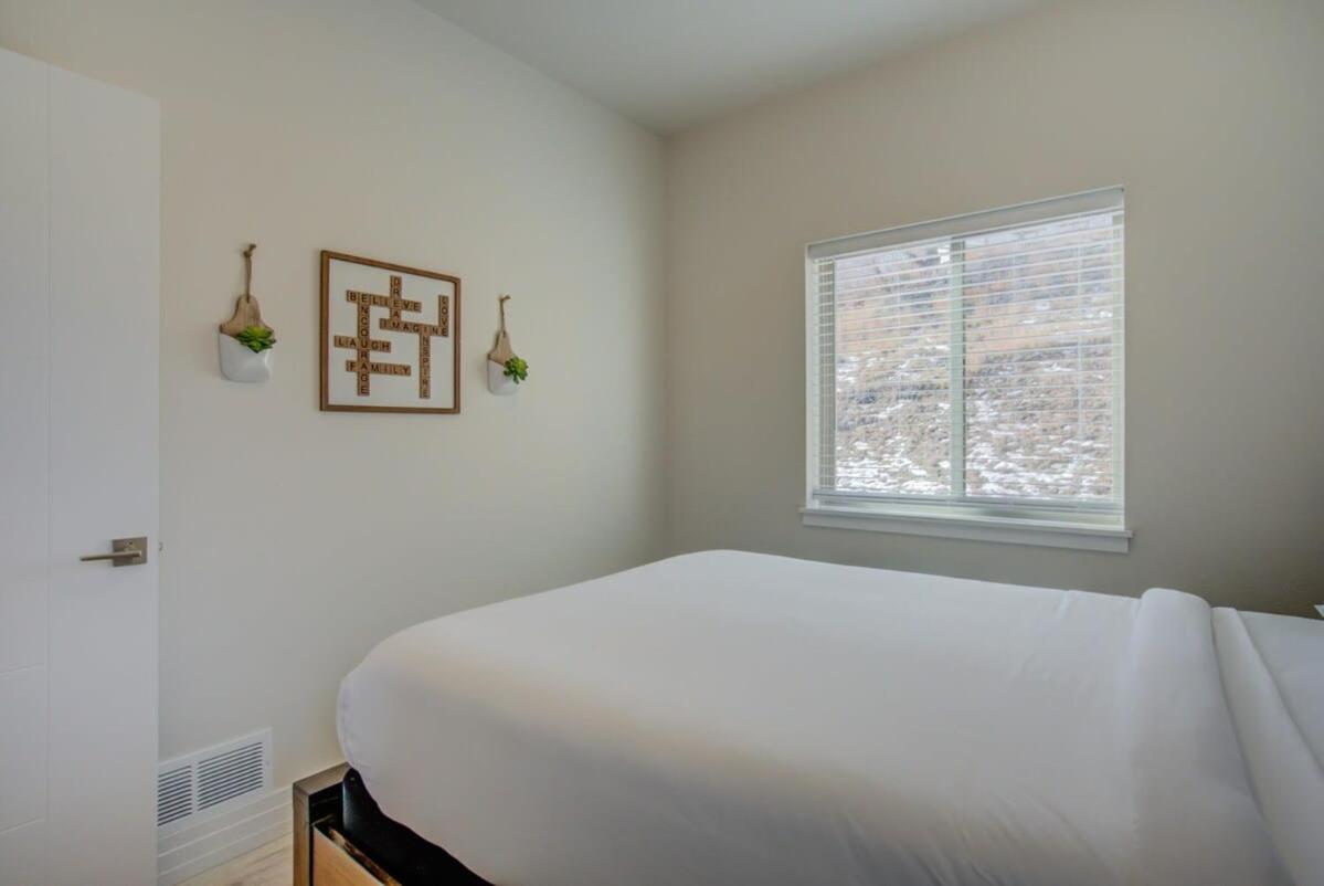 Holiday home 4bd W Rooftop Patio Fire Pit & Mountain Views Colorado Springs