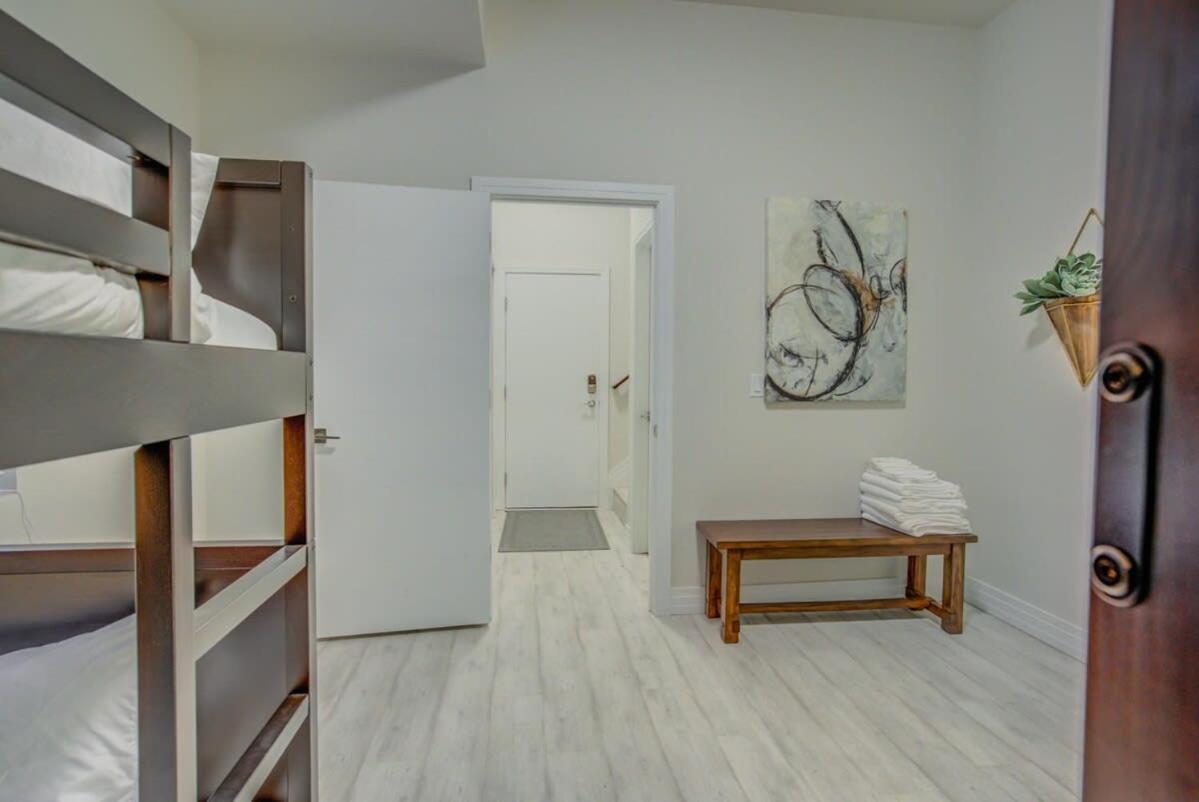 Holiday home 4bd W Rooftop Patio Fire Pit & Mountain Views Colorado Springs