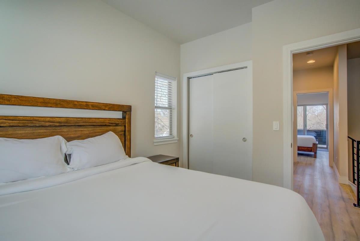 Holiday home 4bd W Rooftop Patio Fire Pit & Mountain Views *