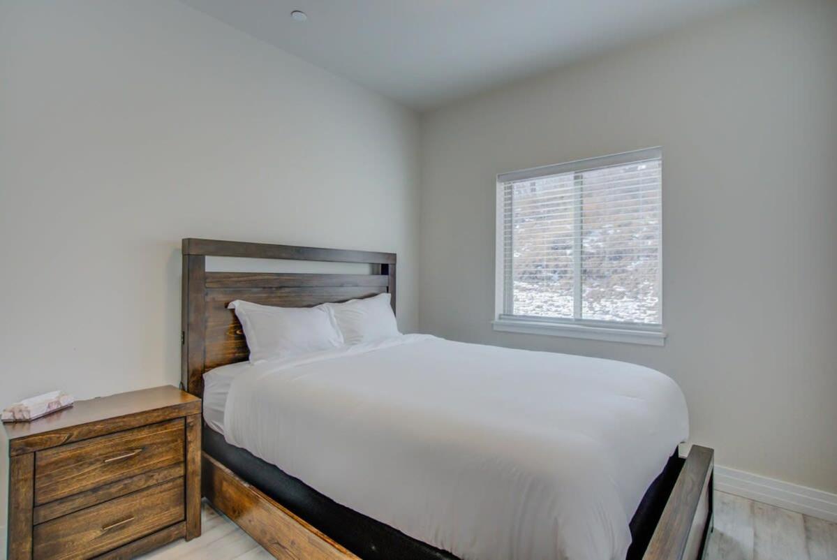 4bd W Rooftop Patio Fire Pit & Mountain Views