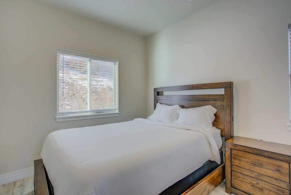 4bd W Rooftop Patio Fire Pit & Mountain Views * Colorado Springs