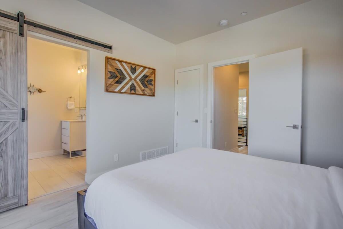 4bd W Rooftop Patio Fire Pit & Mountain Views Holiday home *