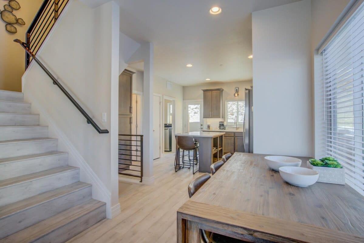 Holiday home 4bd W Rooftop Patio Fire Pit & Mountain Views