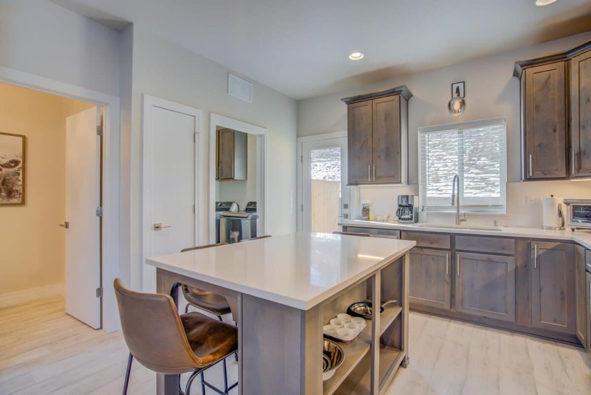 4bd W Rooftop Patio Fire Pit & Mountain Views Colorado Springs