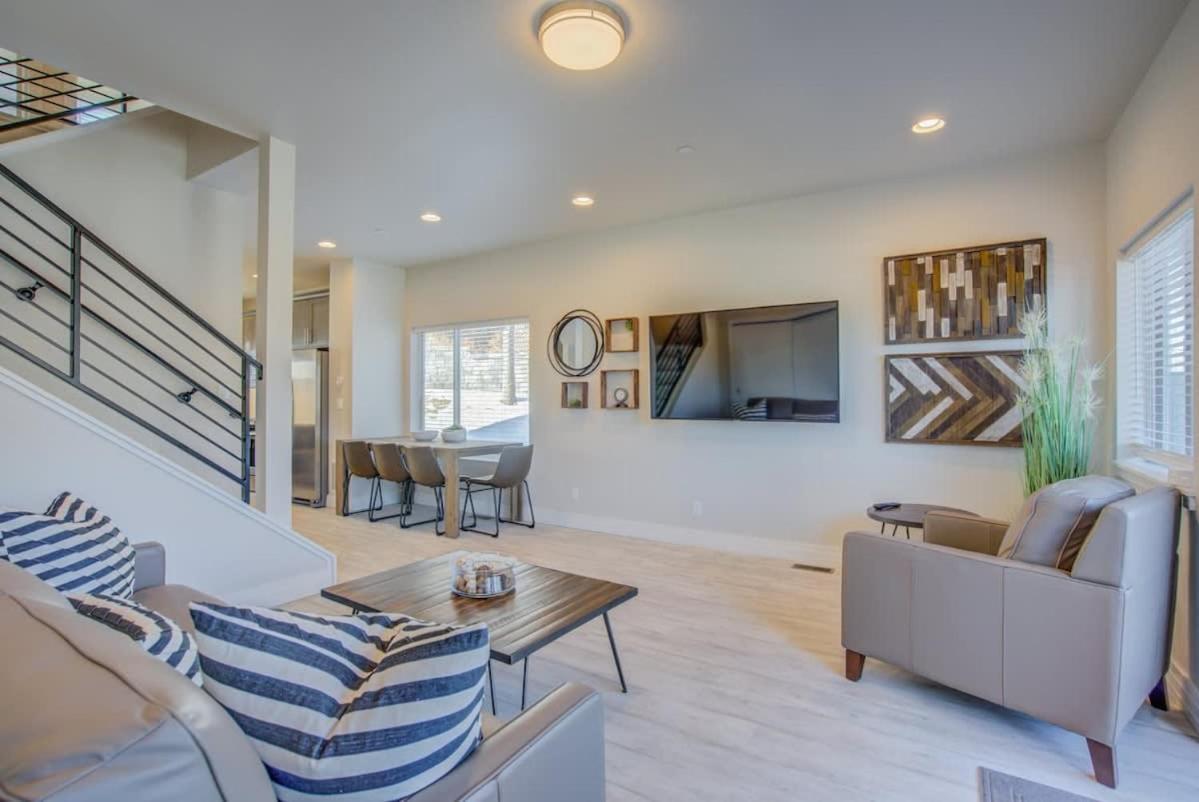 Holiday home 4bd W Rooftop Patio Fire Pit & Mountain Views
