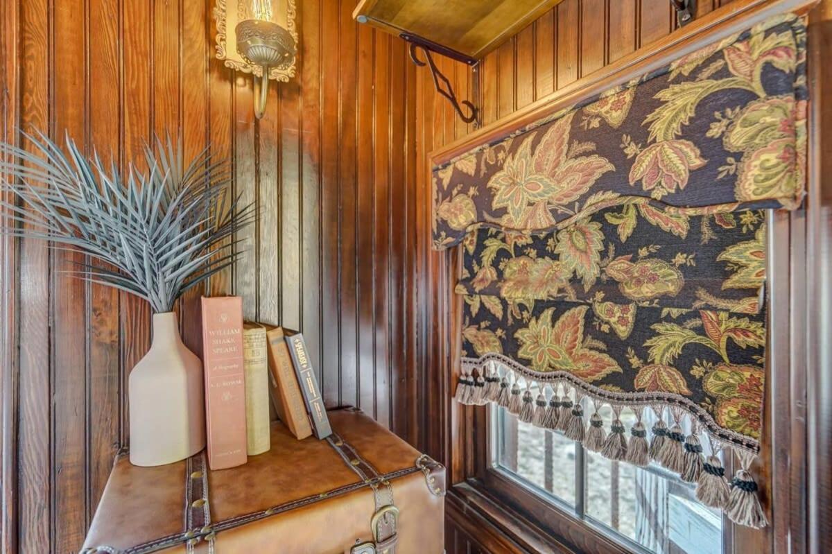 1920s Red Rock Caboose Bike Hike Explore Holiday home Colorado Springs