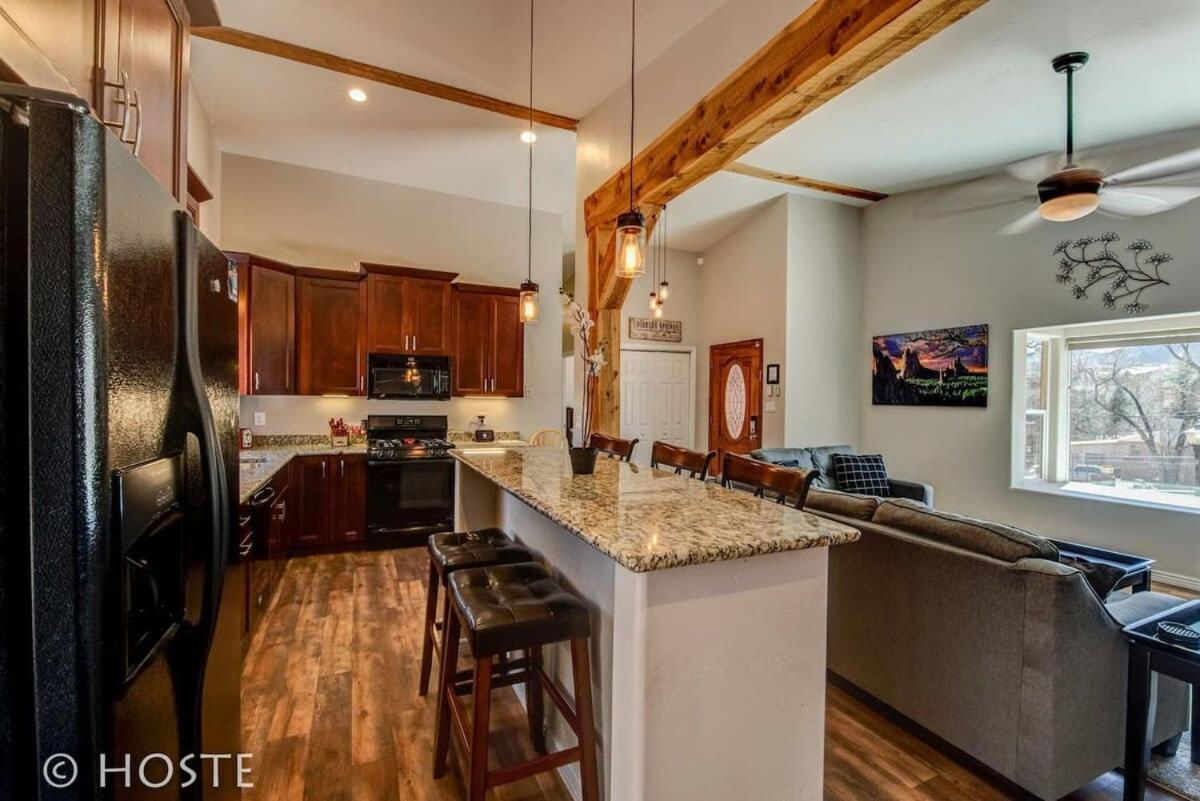 Holiday home *h* New! 4br Garden Of The Gods Retreat
