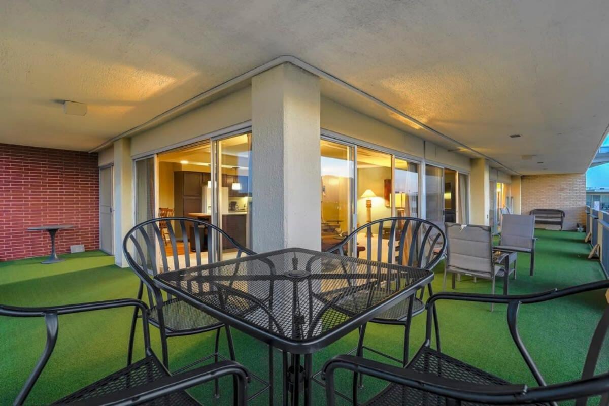 Apartment Mountain Views From L-shaped Terrace Colorado Springs