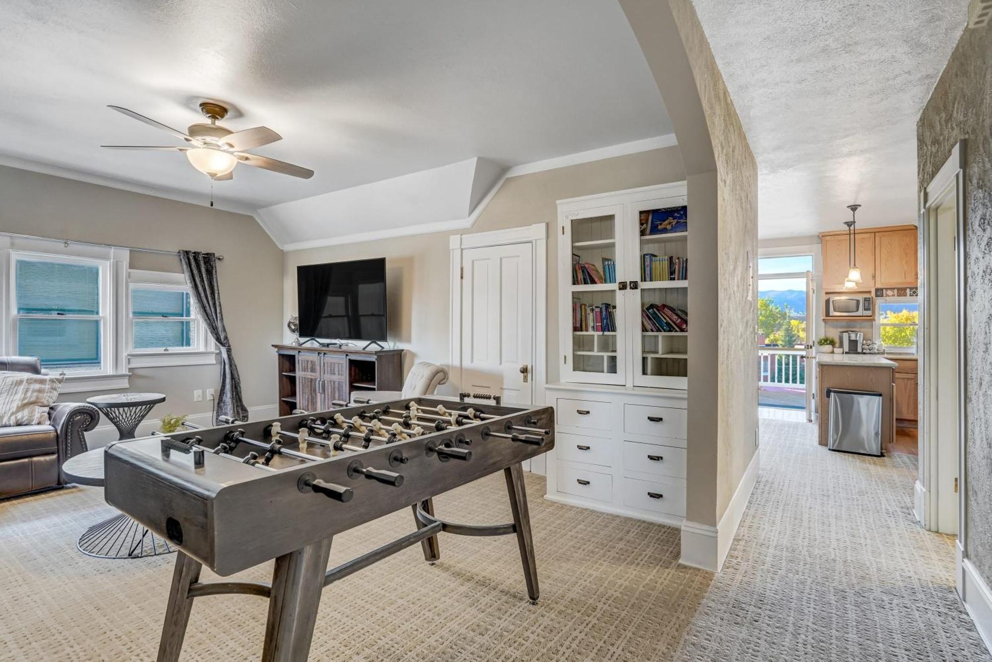 Crescent Penthouse - Downtown Hot Tub Golf Foos Colorado Springs