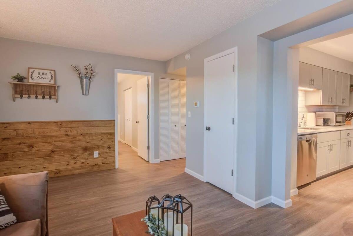 Holiday home Romantic Getaway Base Of Mountains Parks & Trails