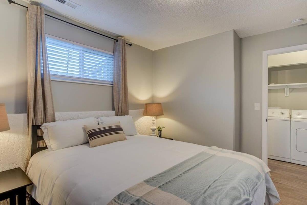 Holiday home Romantic Getaway Base Of Mountains Parks & Trails *