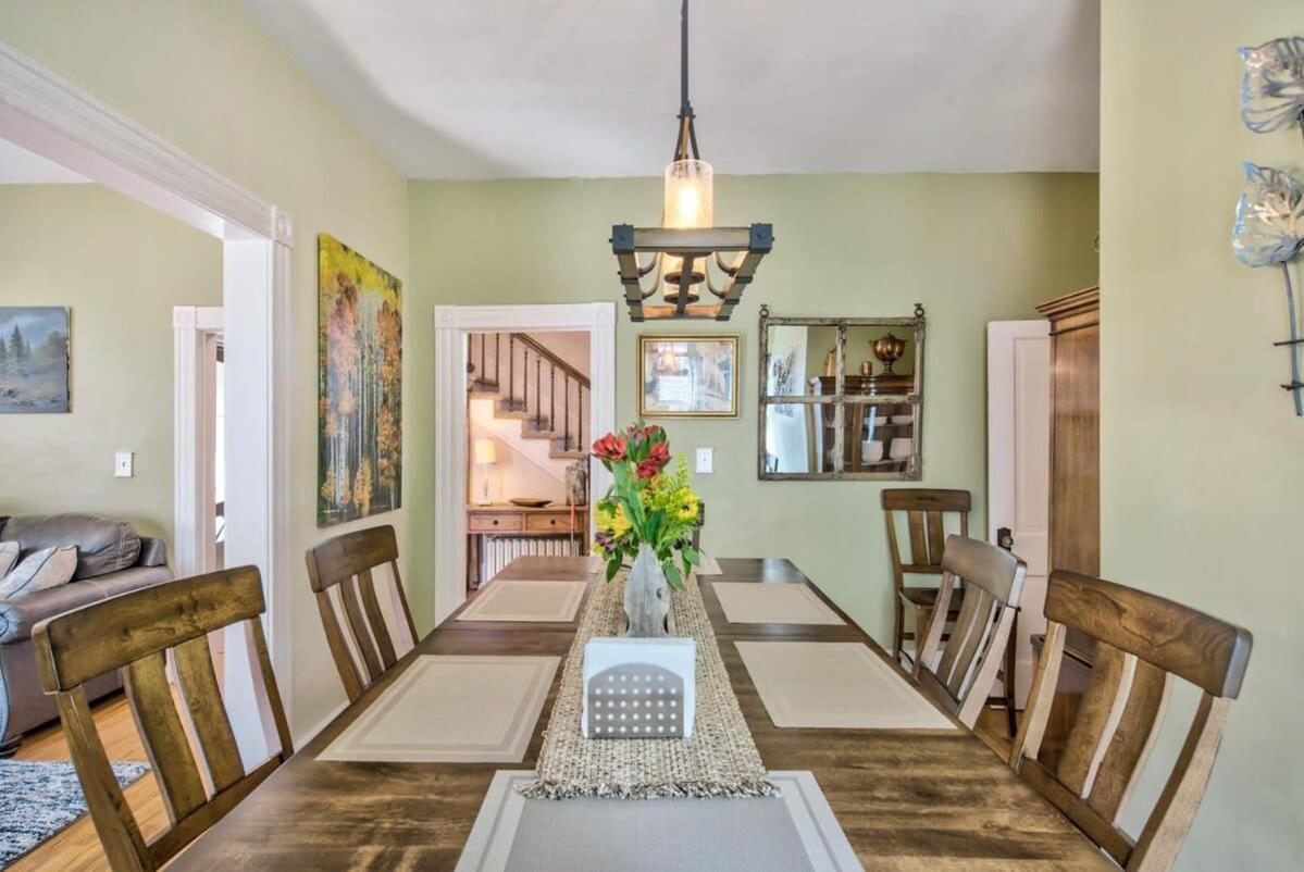 Victorian Charm With Hot Tub & Fire Pit Downtown Holiday home