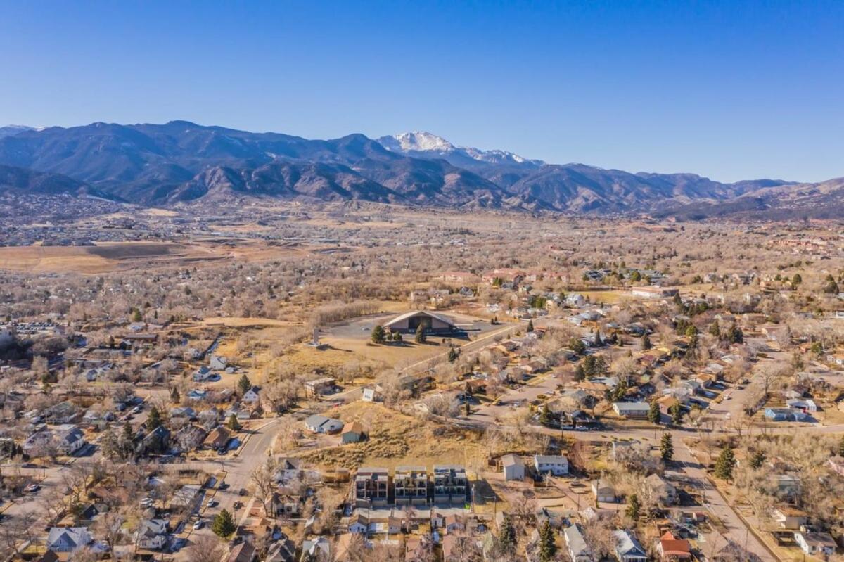 Huge Epic Views 2 Rooftop Lounges Prime Area Holiday home Colorado Springs