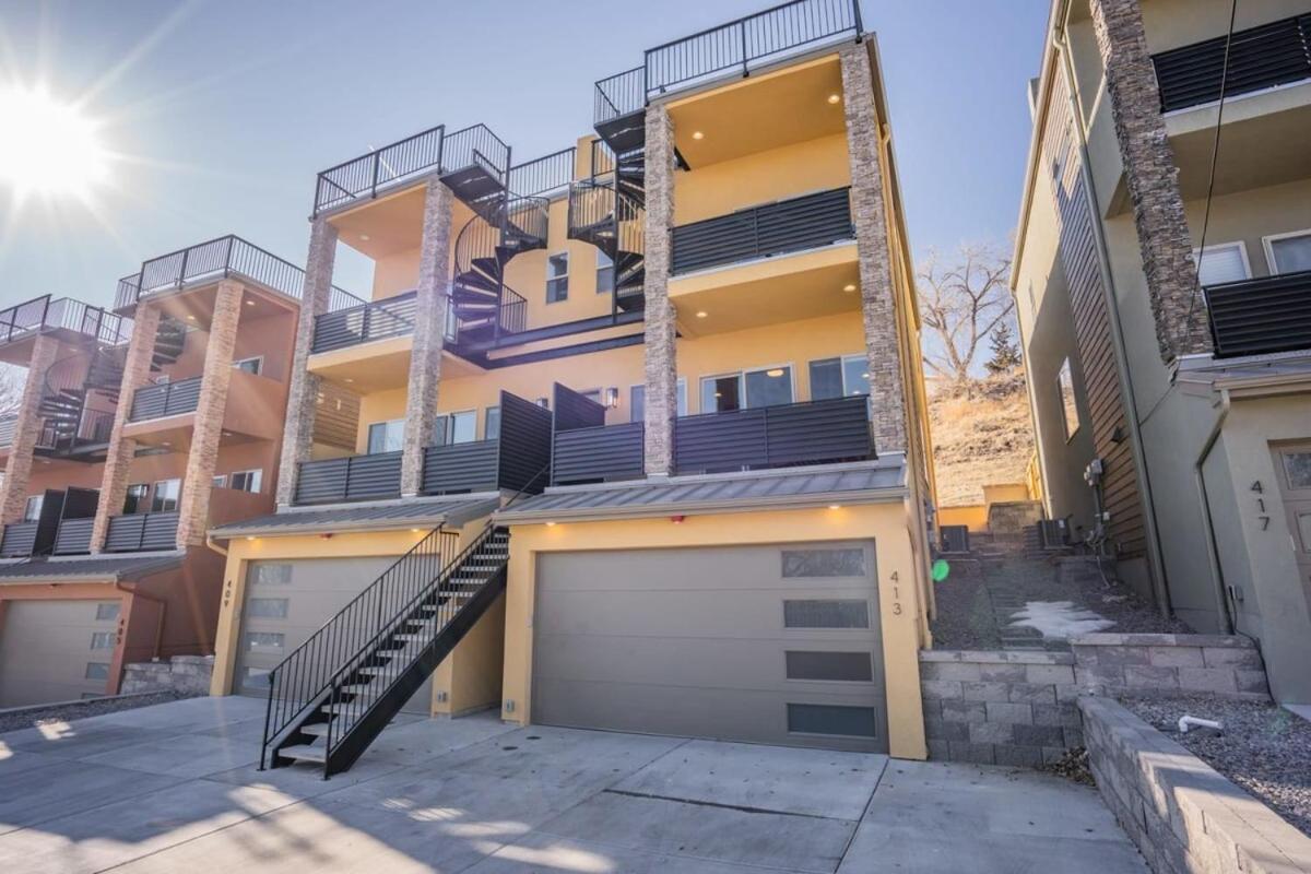 Huge Epic Views 2 Rooftop Lounges Prime Area Holiday home Colorado Springs