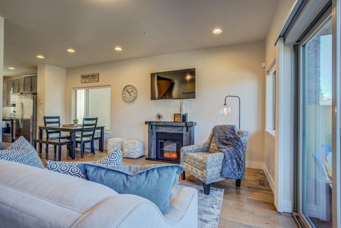Huge Epic Views 2 Rooftop Lounges Prime Area Holiday home Colorado Springs