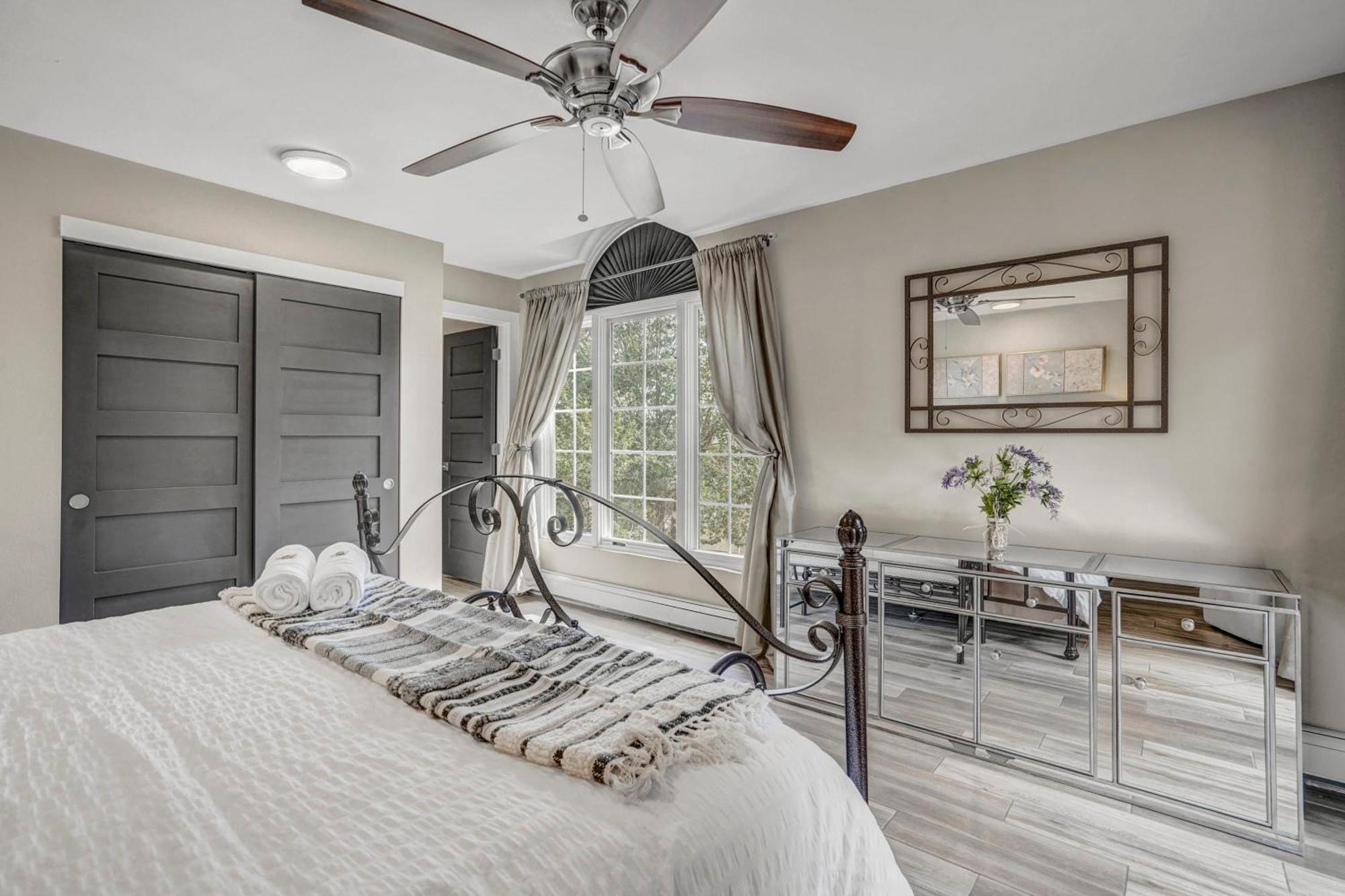 The Loft ~ Smart Tv ~ Firepit ~ Self Check-in Apartment *