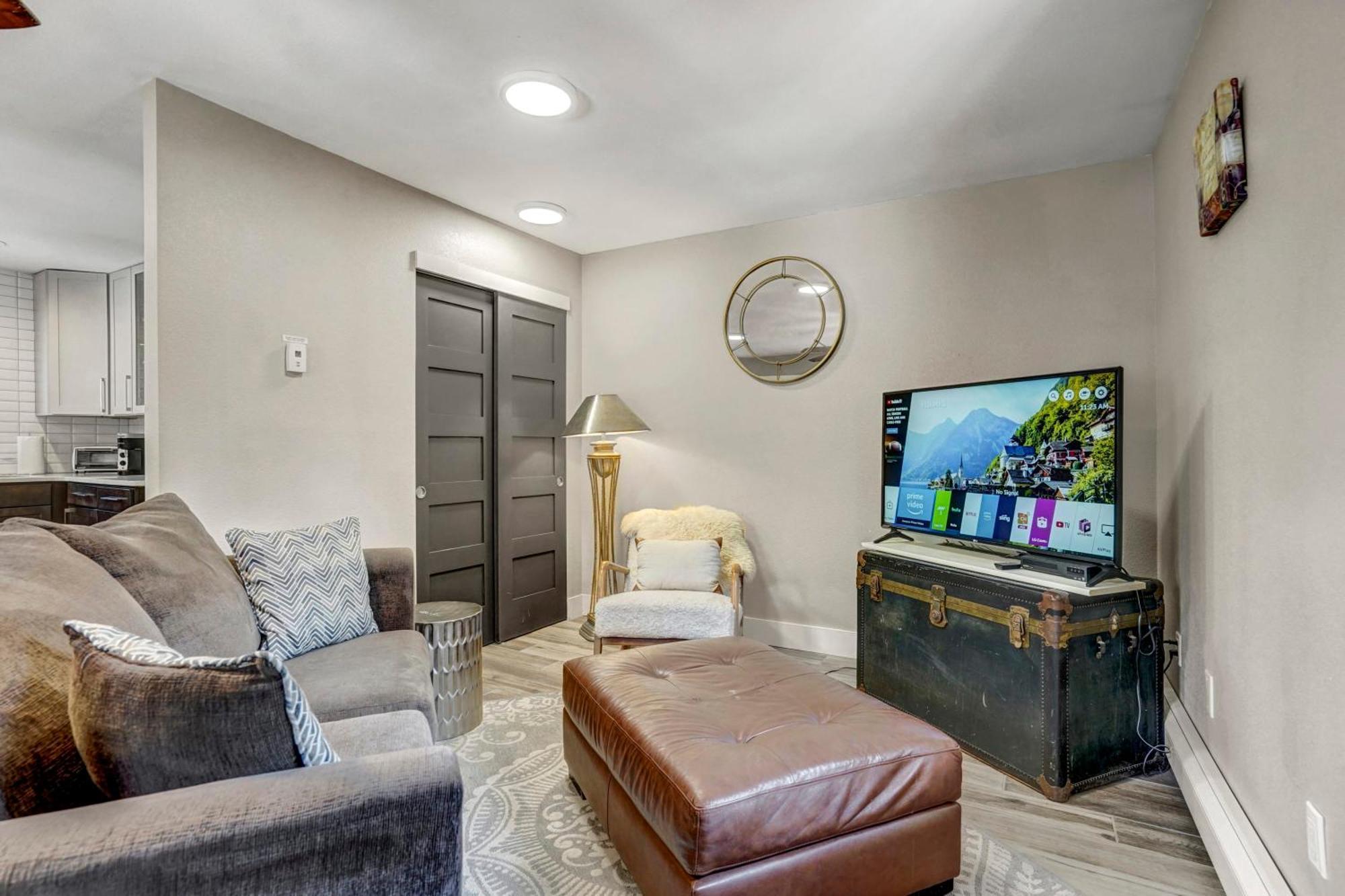 The Loft ~ Smart Tv ~ Firepit ~ Self Check-in Apartment
