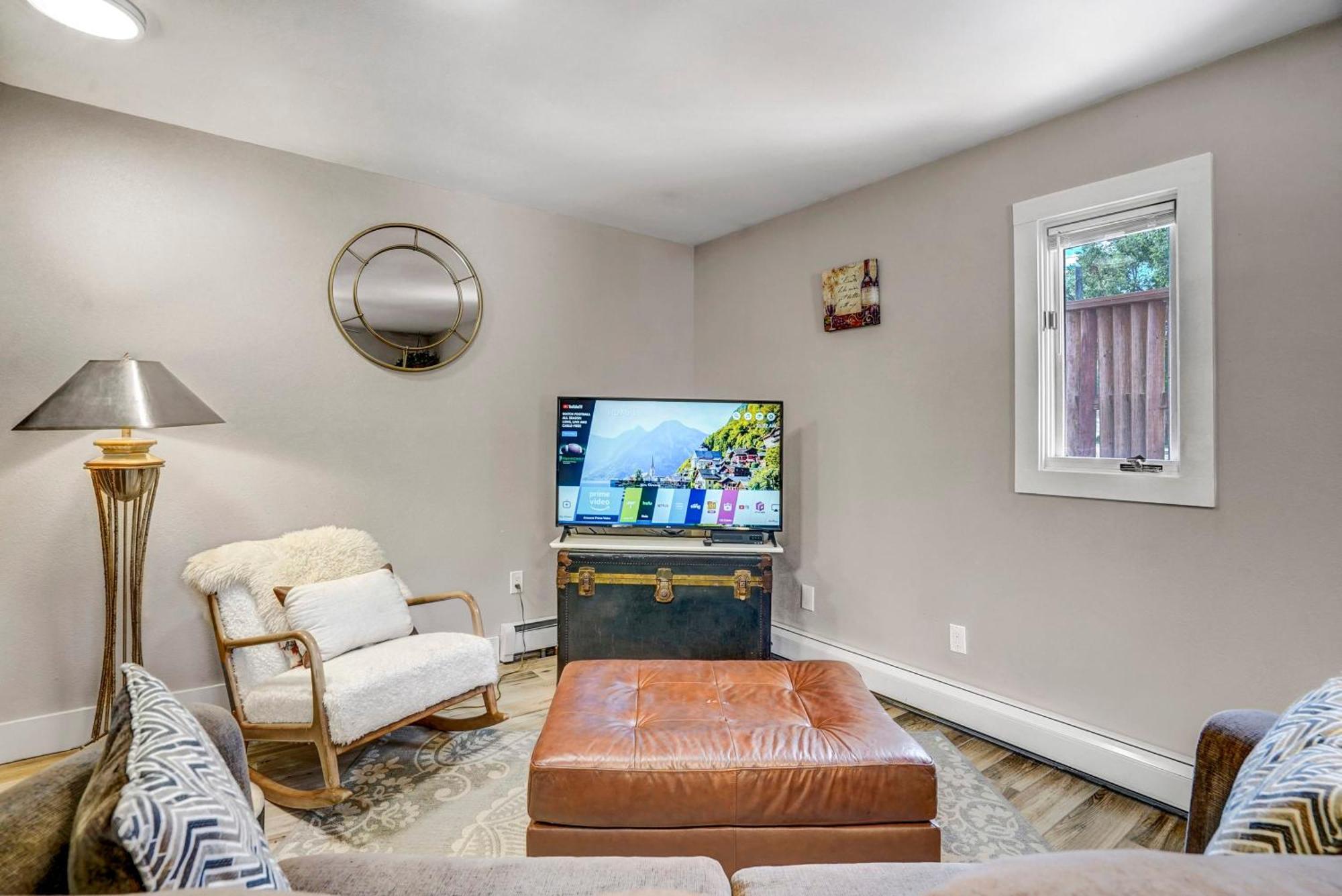 The Loft ~ Smart Tv ~ Firepit ~ Self Check-in Apartment Colorado Springs