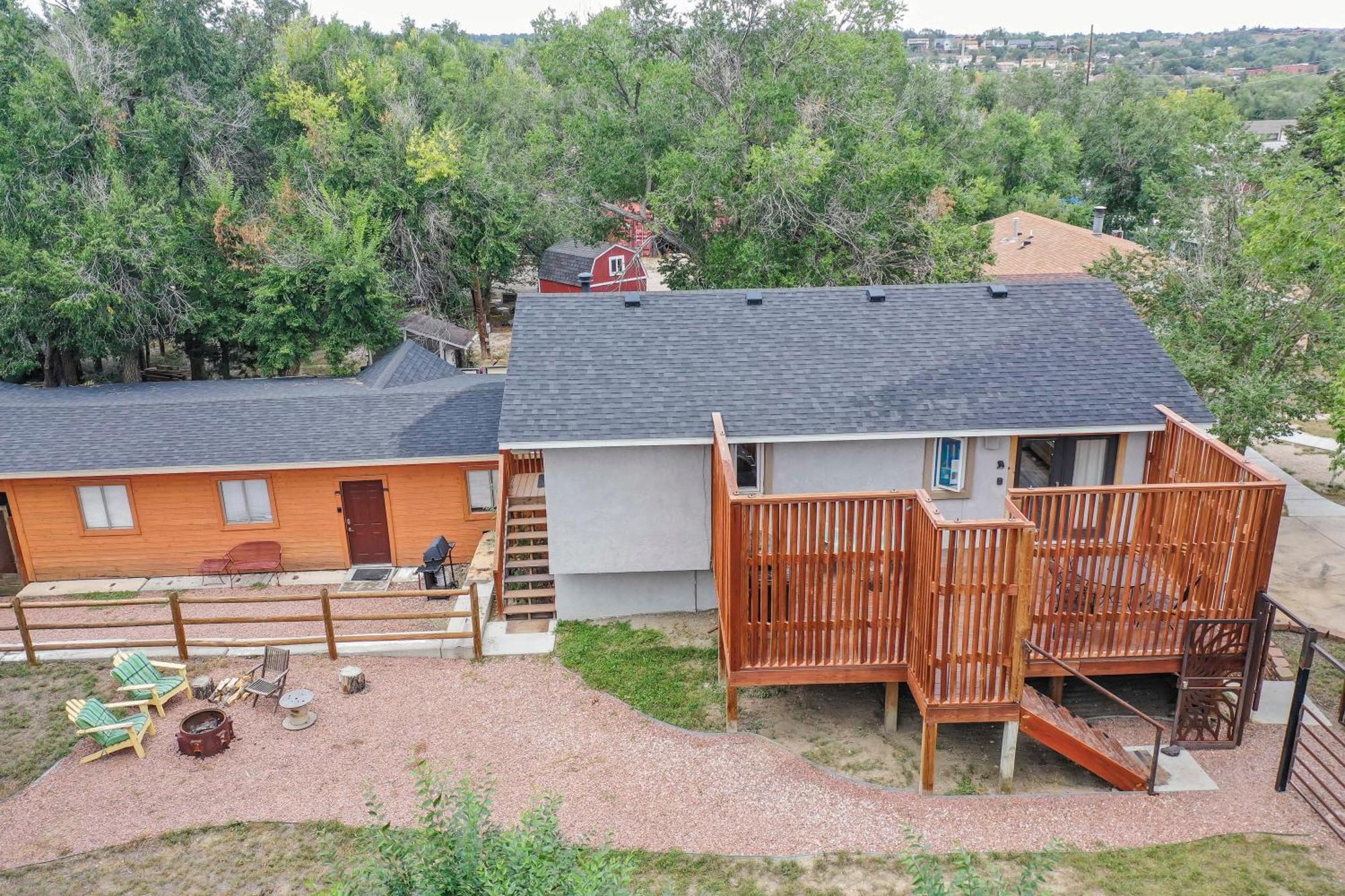The Loft ~ Smart Tv ~ Firepit ~ Self Check-in Apartment Colorado Springs
