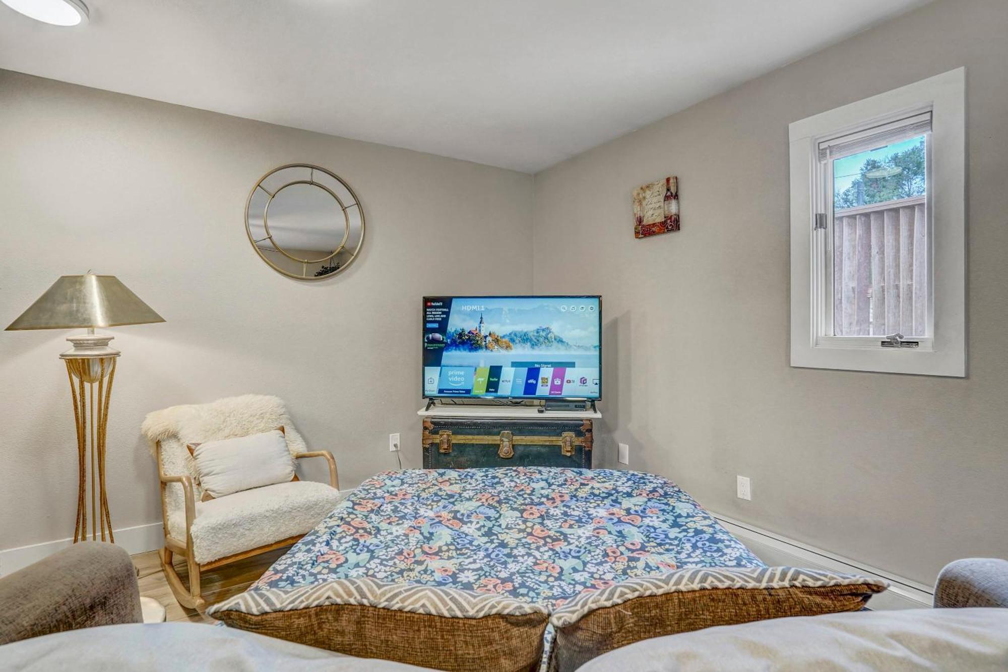 Apartment The Loft ~ Smart Tv ~ Firepit ~ Self Check-in Colorado Springs