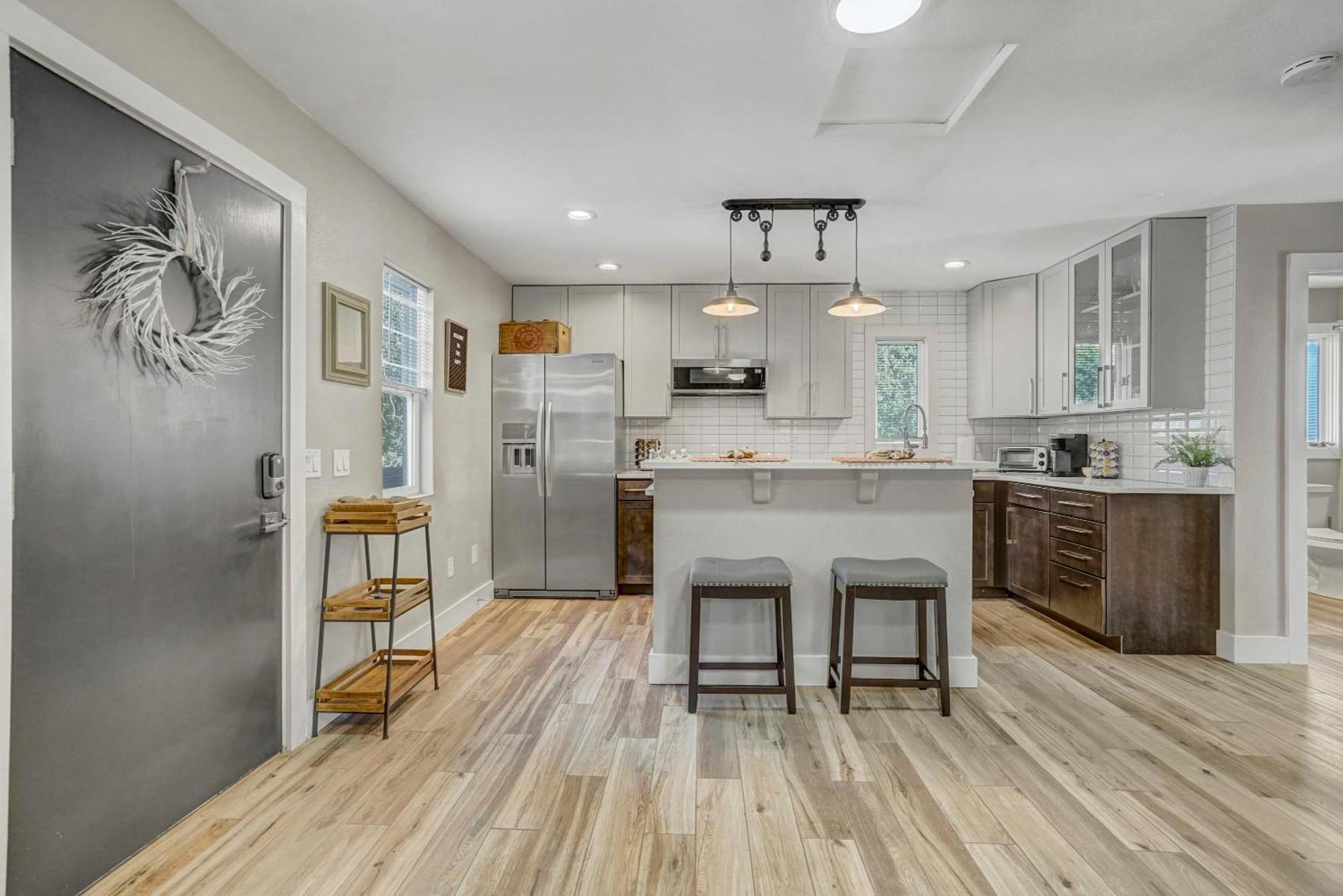 The Loft ~ Smart Tv ~ Firepit ~ Self Check-in Apartment