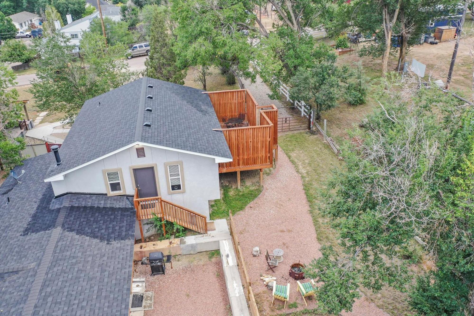 The Loft ~ Smart Tv ~ Firepit ~ Self Check-in Colorado Springs
