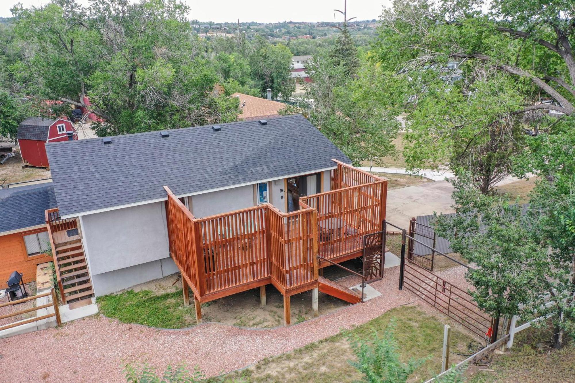 The Loft ~ Smart Tv ~ Firepit ~ Self Check-in Colorado Springs