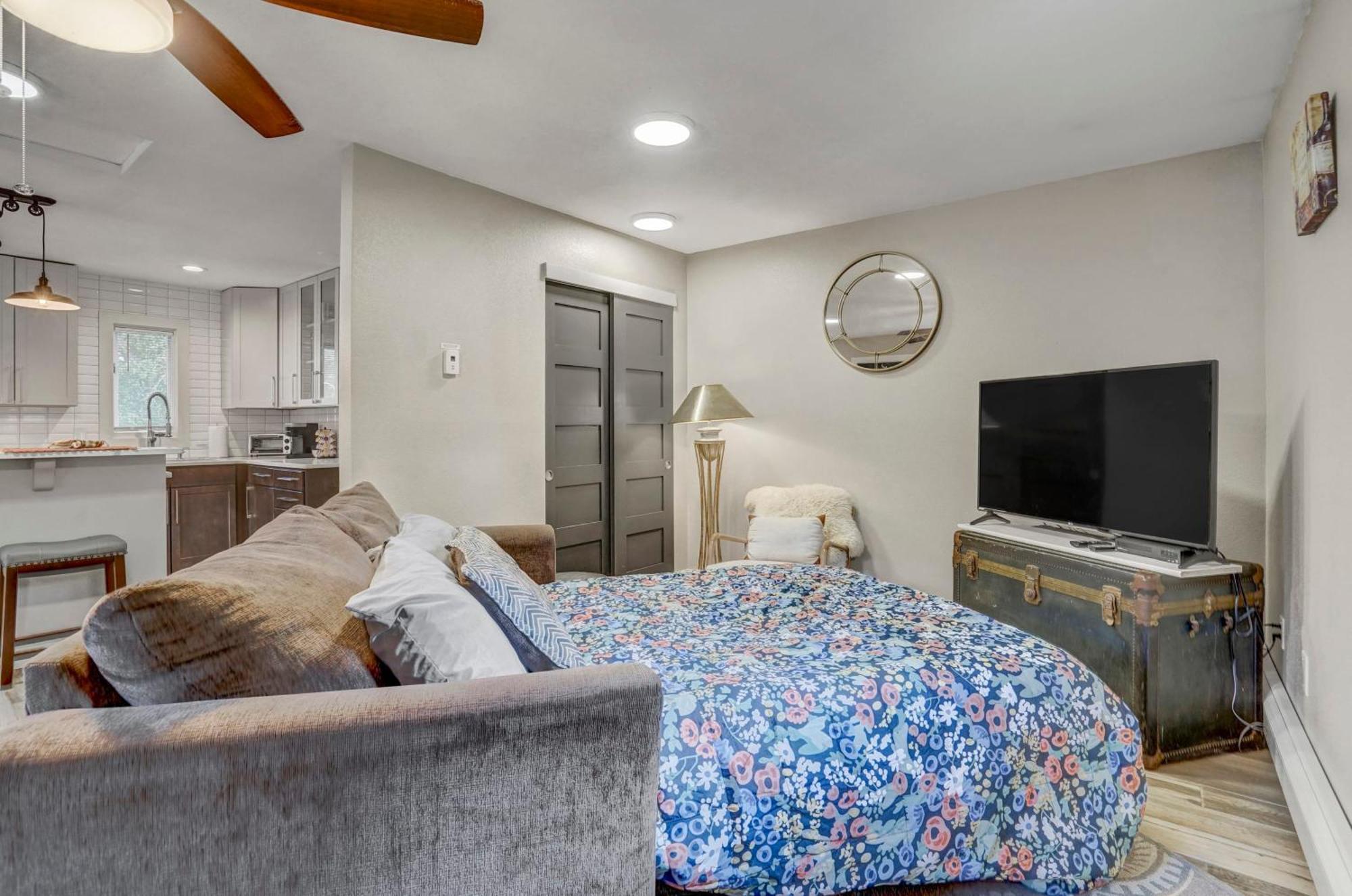 The Loft ~ Smart Tv ~ Firepit ~ Self Check-in * Colorado Springs