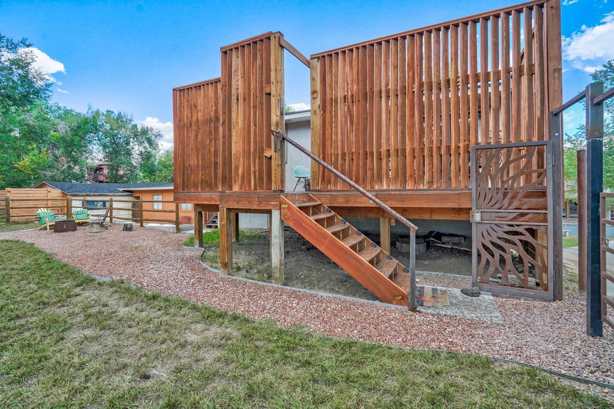 The Loft ~ Smart Tv ~ Firepit ~ Self Check-in Apartment *