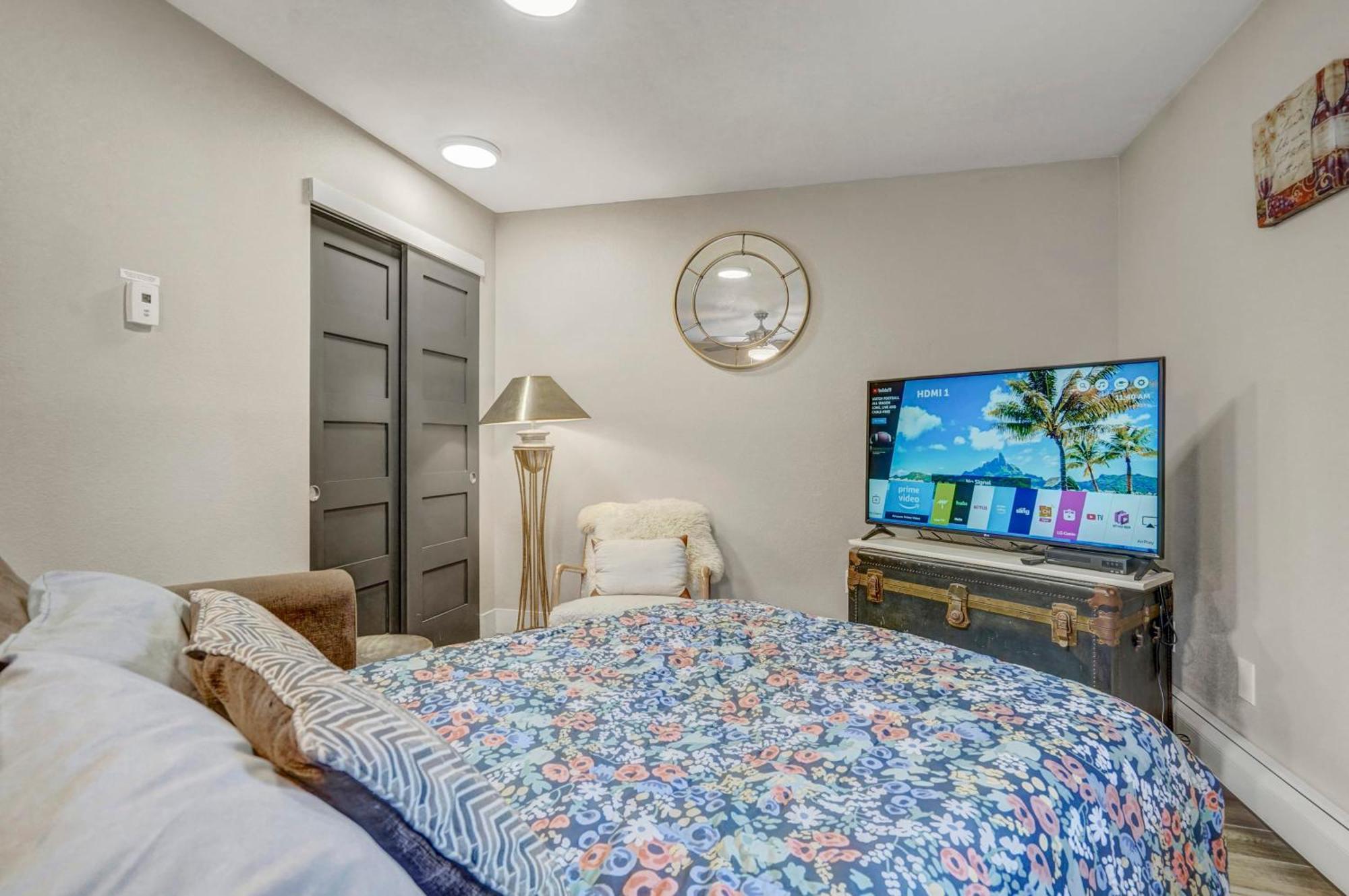 The Loft ~ Smart Tv ~ Firepit ~ Self Check-in Colorado Springs