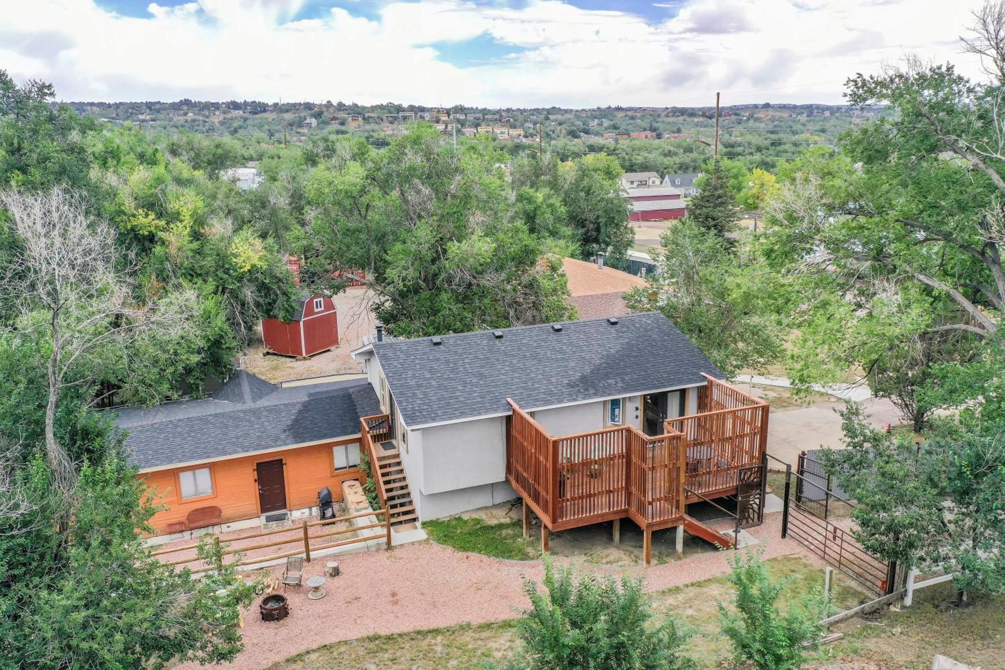The Loft ~ Smart Tv ~ Firepit ~ Self Check-in Apartment