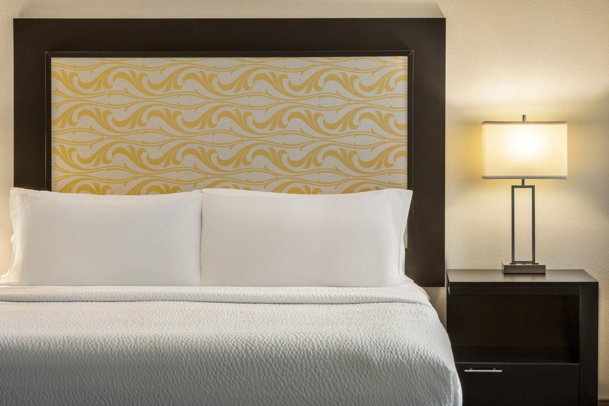 Express & By Ihg 2*