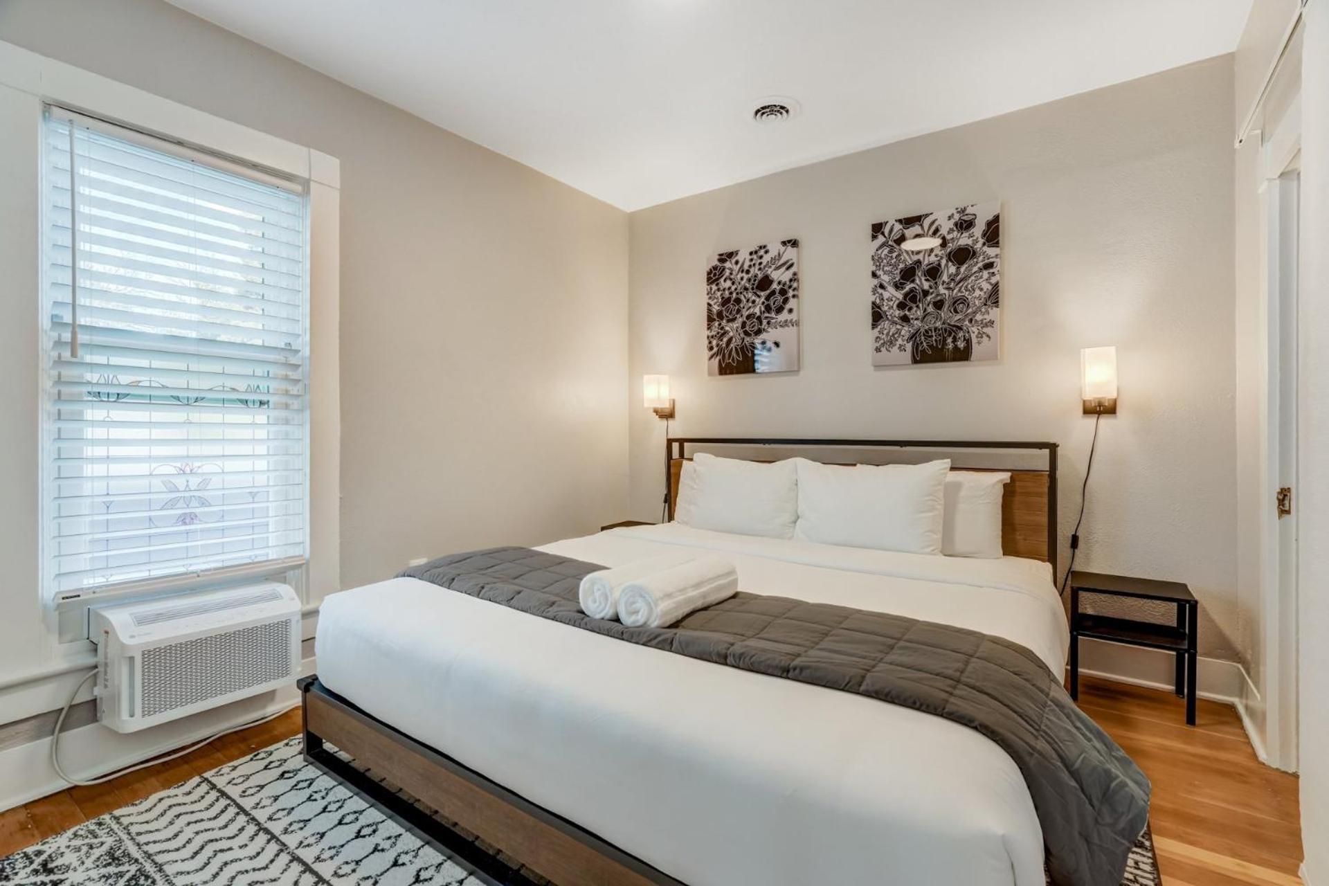 Holiday home Downtown Getaway - Balcony - King Beds
