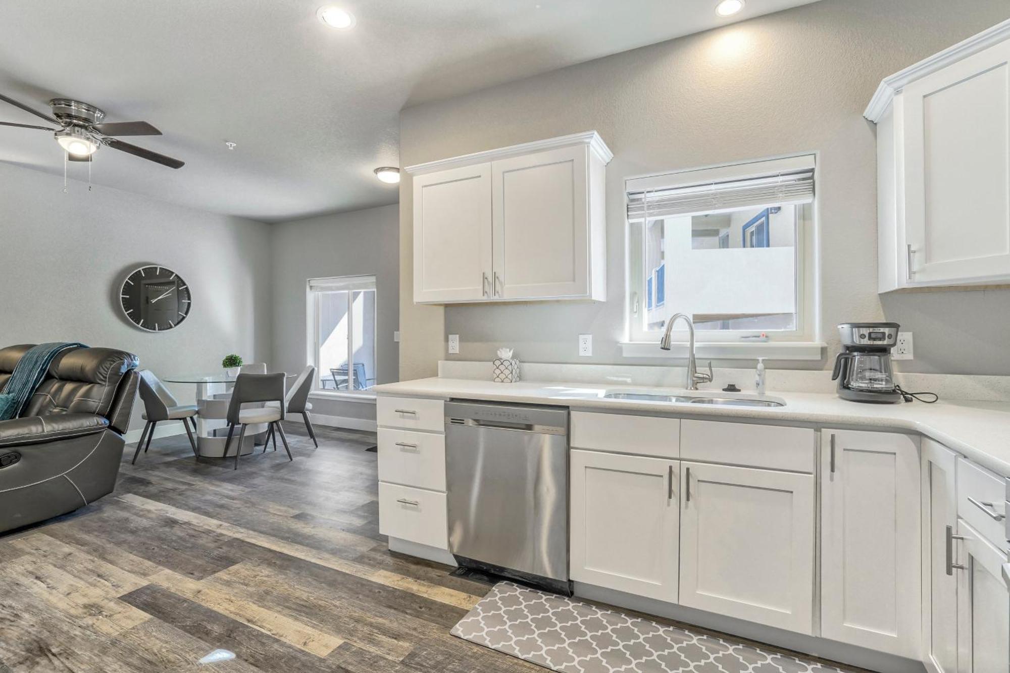 Ground Floor Condo-mins To Downtown-pet Friendly * Colorado Springs