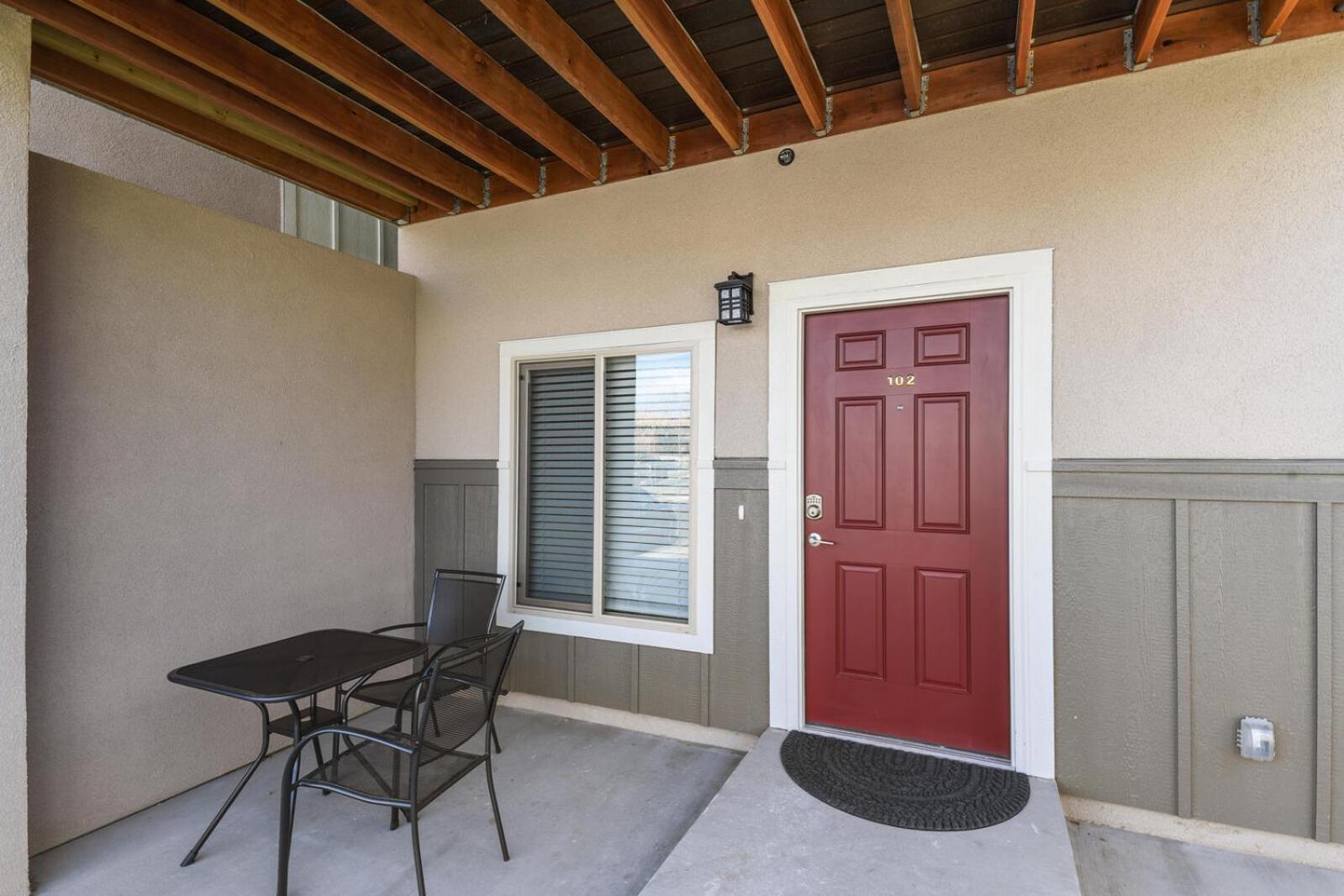 Ground Floor Condo-mins To Downtown-pet Friendly *