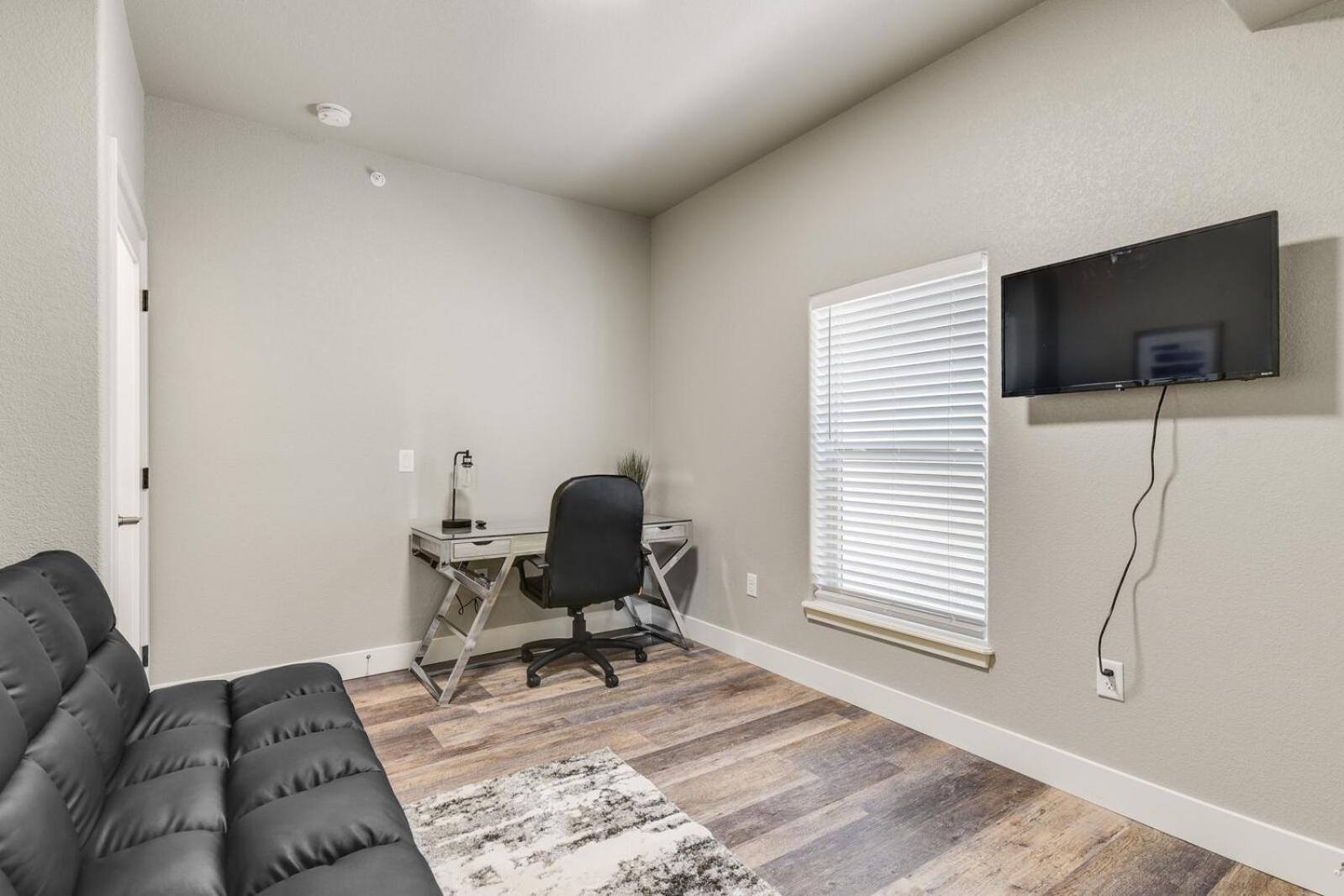 New Upstairs With Covered Deck-pet Friendly
