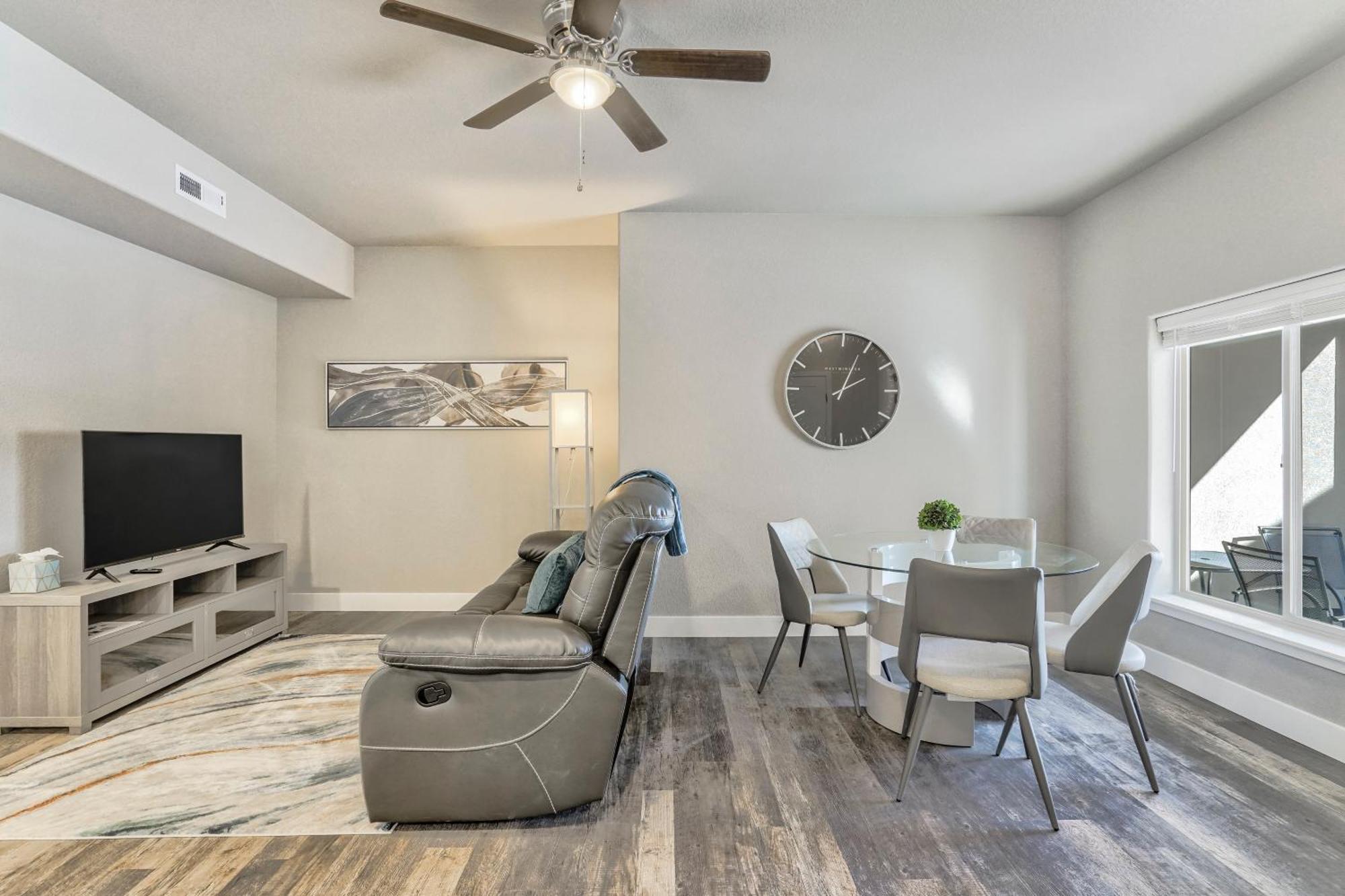 Ground Floor Condo-mins To Downtown-pet Friendly Holiday home
