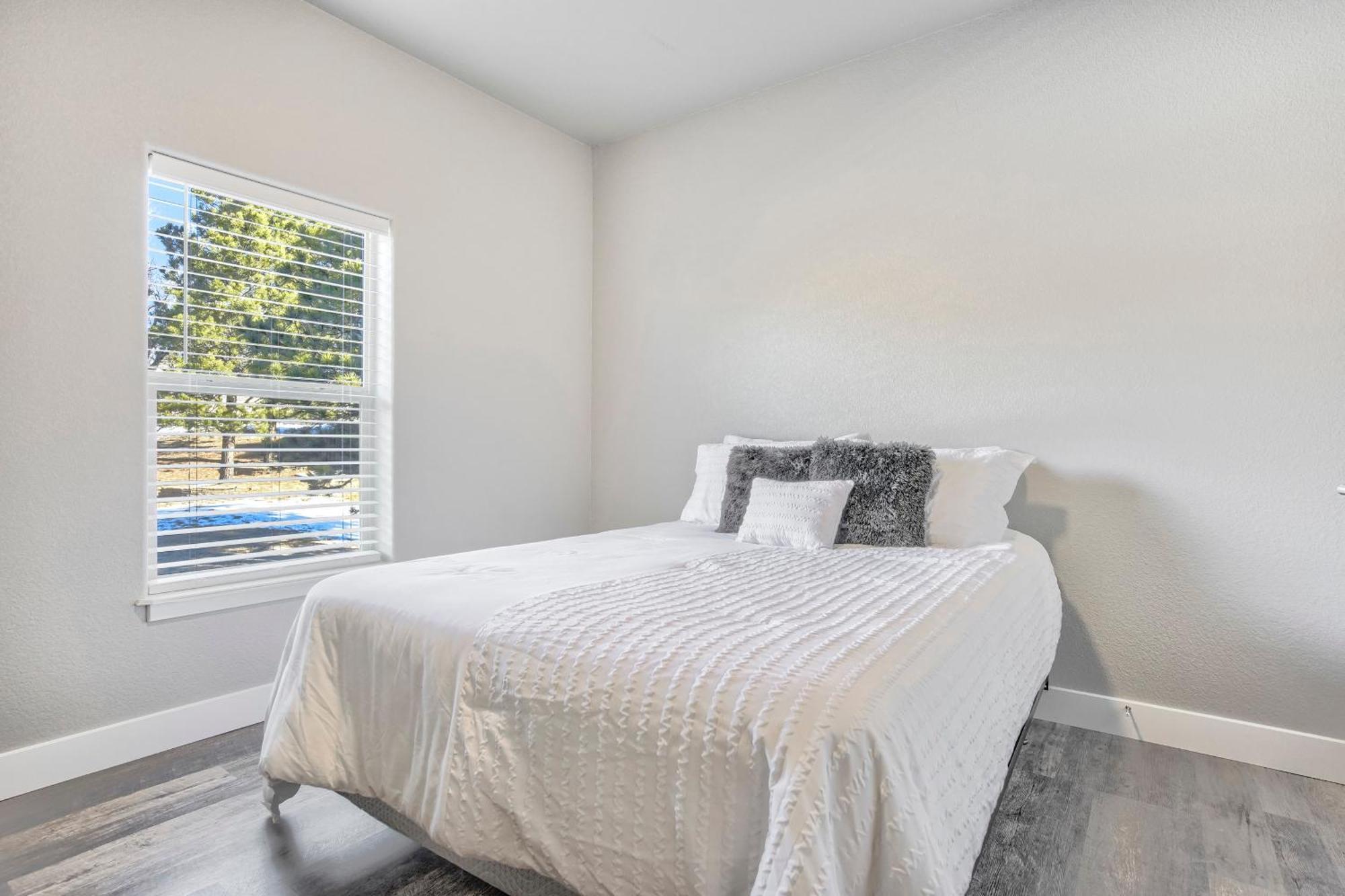 New Upstairs With Covered Deck-pet Friendly Holiday home