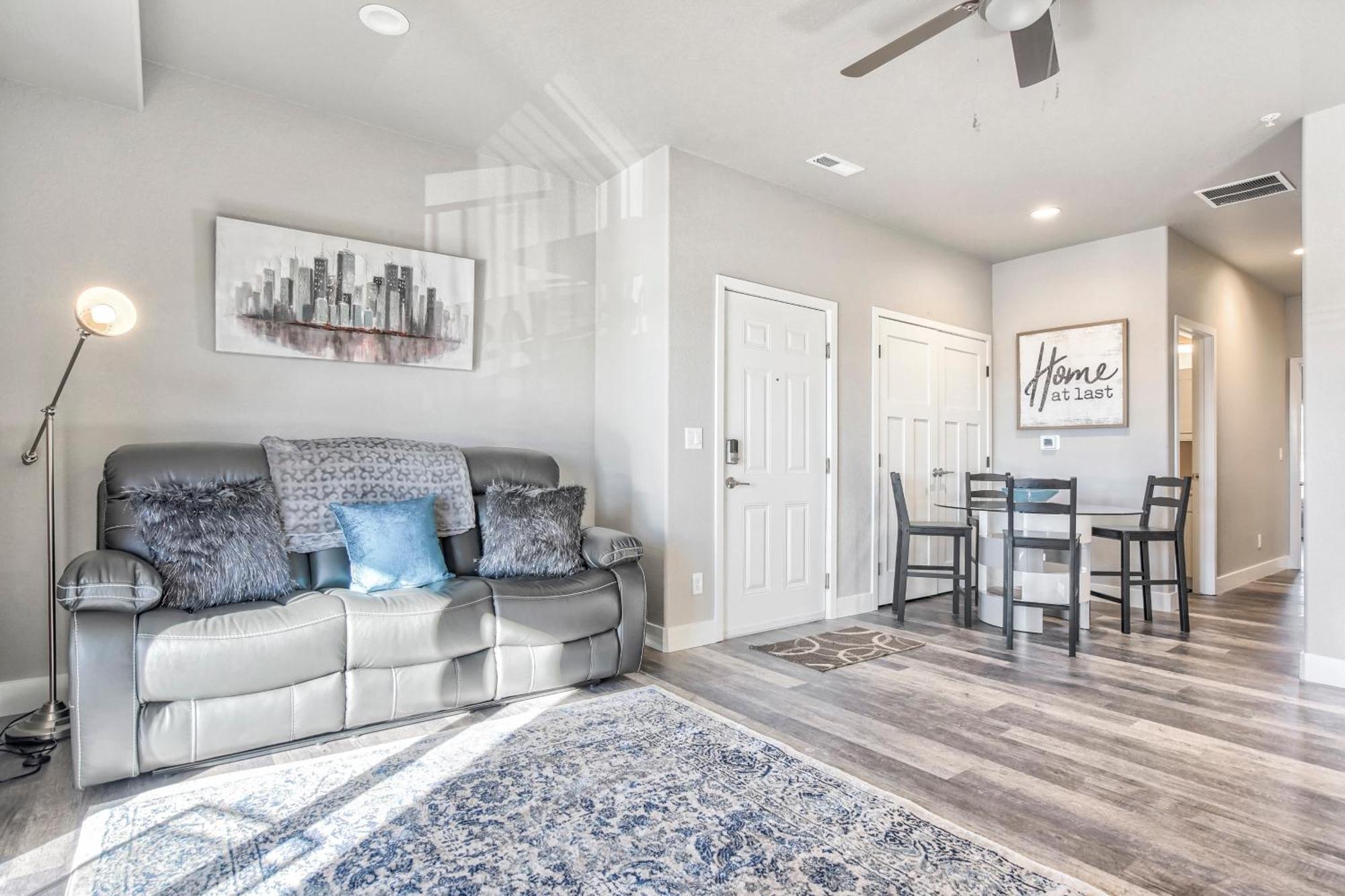New Upstairs With Covered Deck-pet Friendly * Colorado Springs