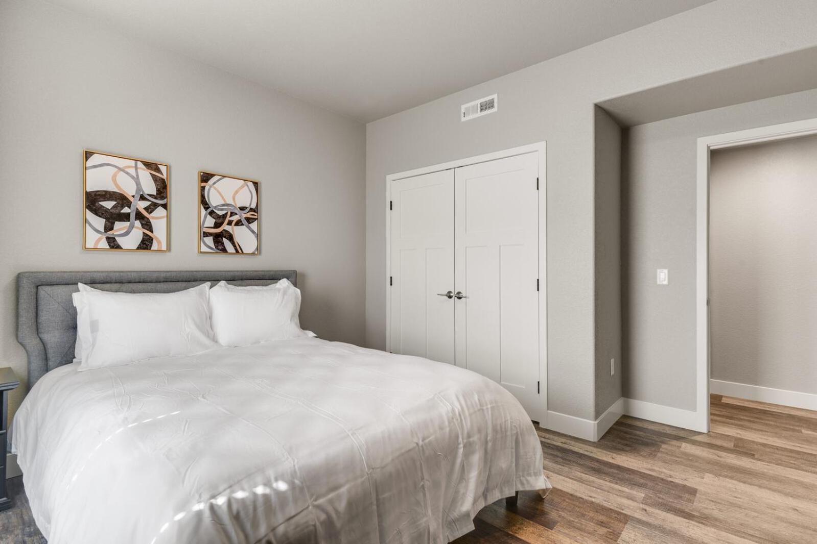 Holiday home New Downstairs Condo-mins To Downtown-pet Friendly *