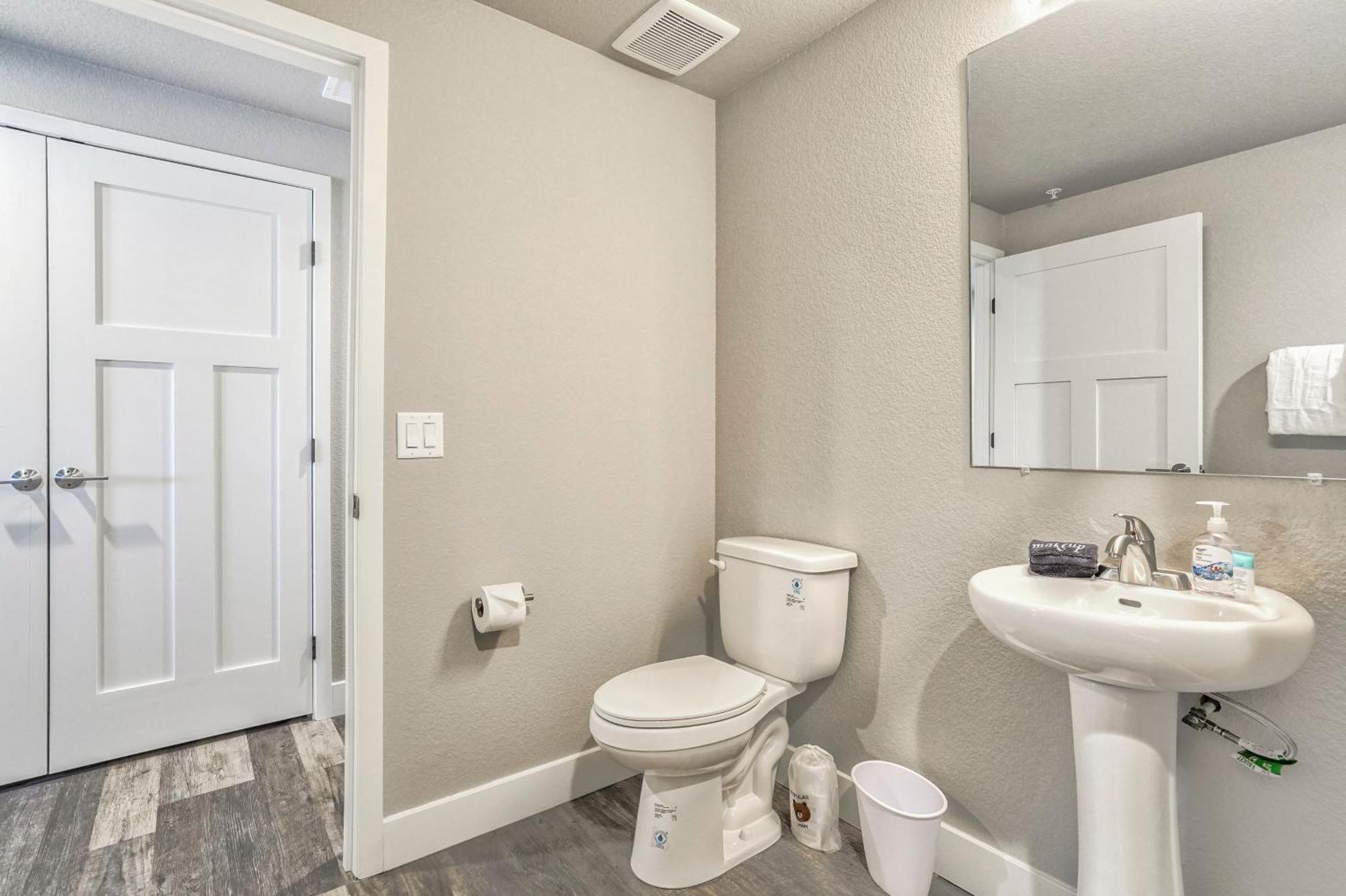 New Downstairs Condo-mins To Downtown-pet Friendly Holiday home