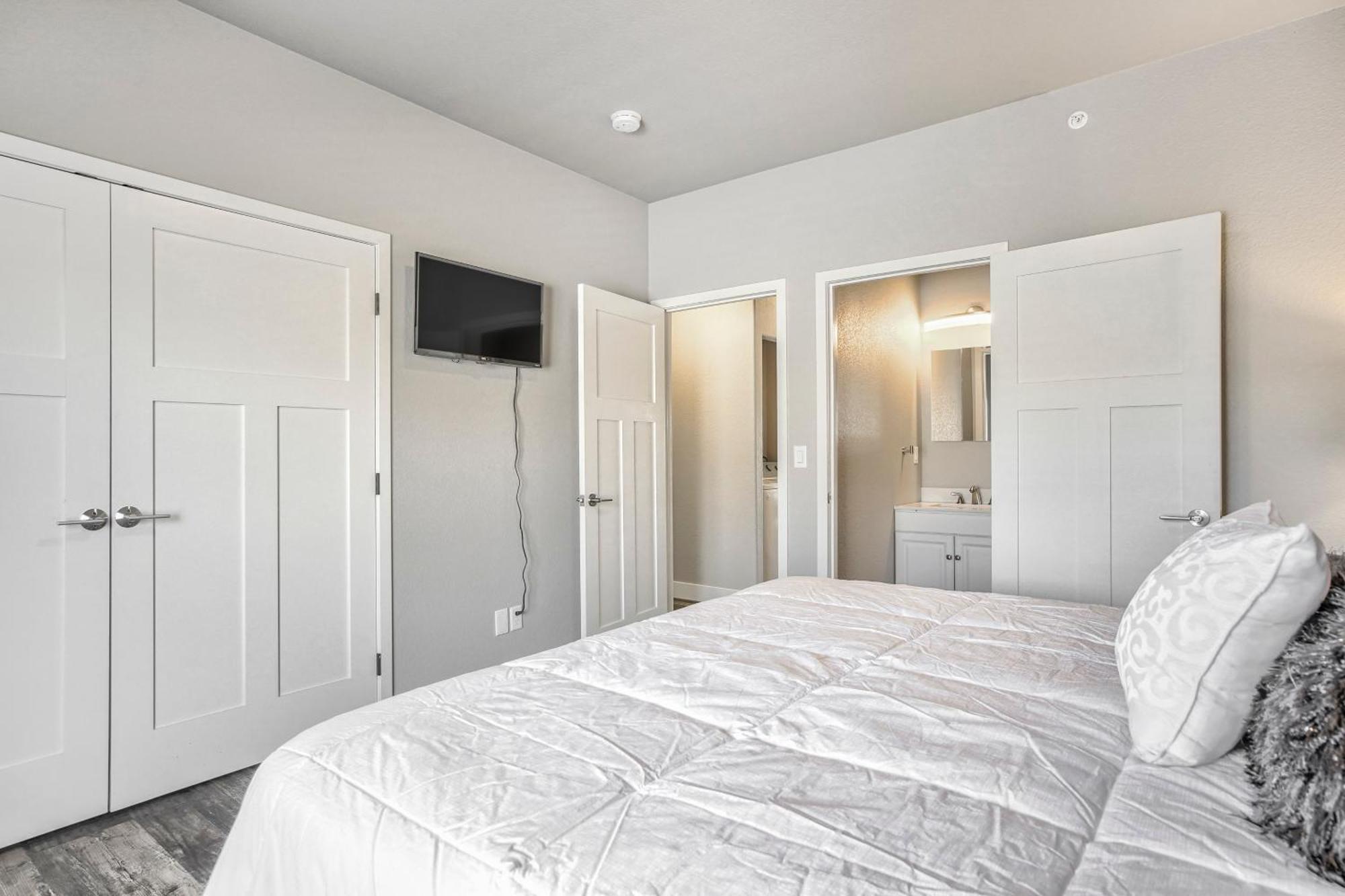 Holiday home New Upper Condo-covered Deck-pet Friendly *