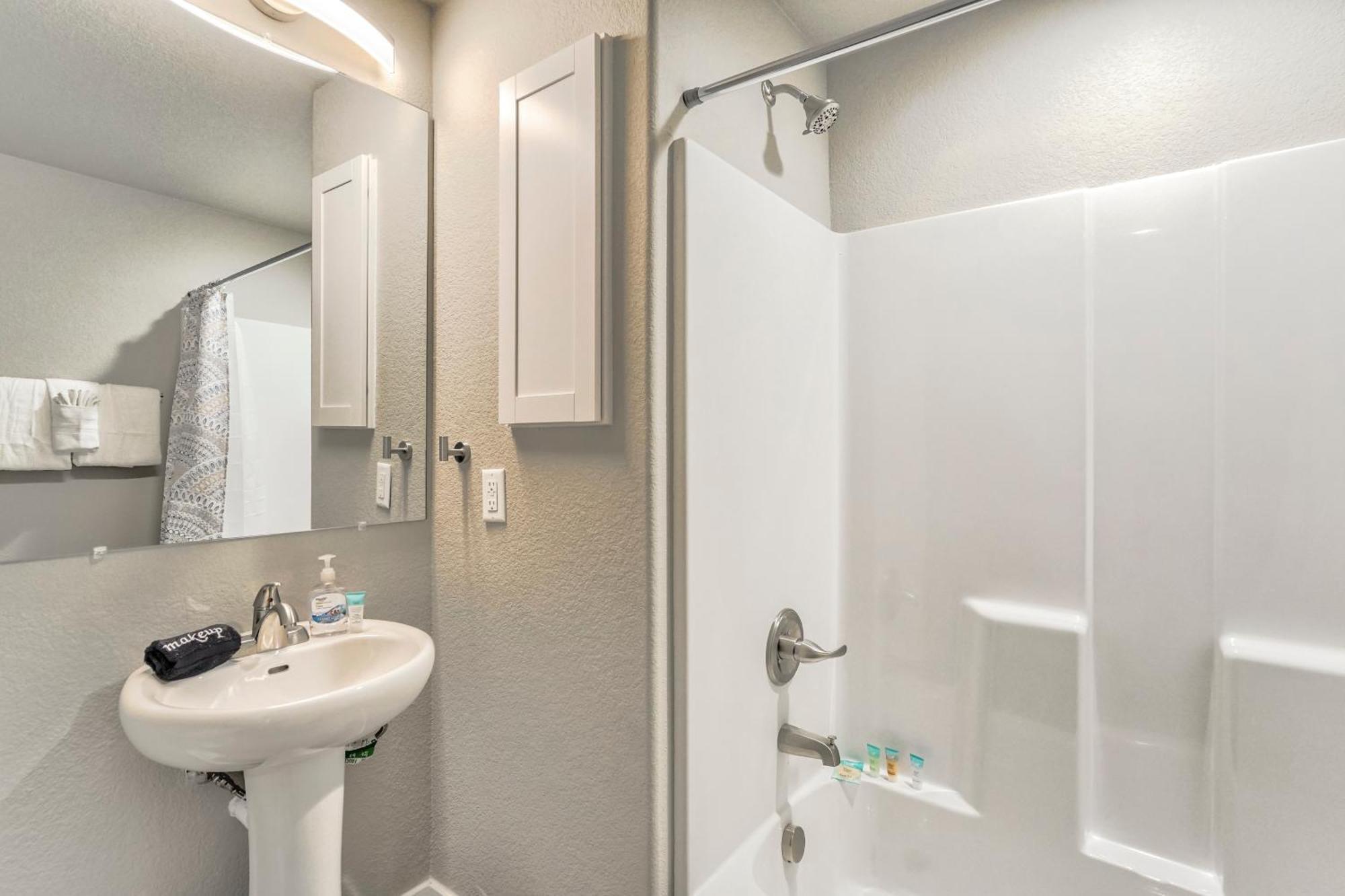 New Downstairs Condo-mins To Downtown-pet Friendly Holiday home
