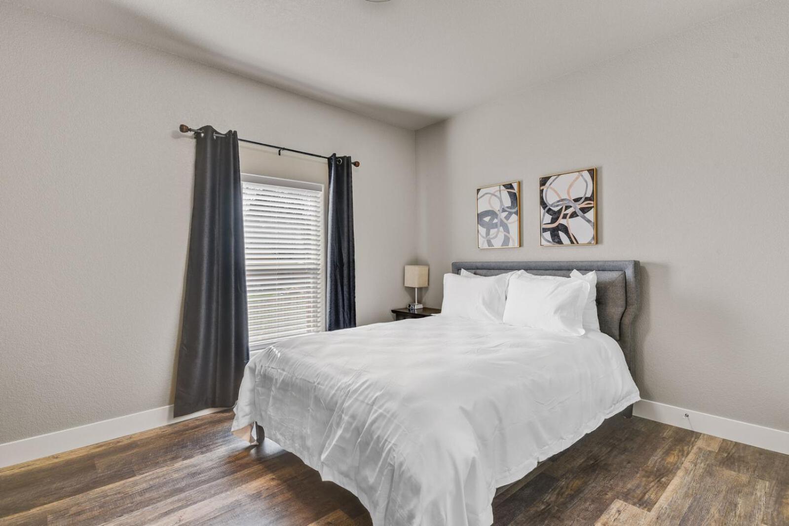 Holiday home New Downstairs Condo-mins To Downtown-pet Friendly *