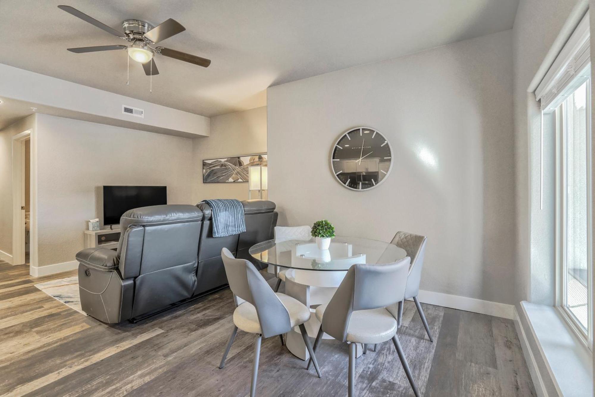 New Downstairs Condo-mins To Downtown-pet Friendly Holiday home Colorado Springs