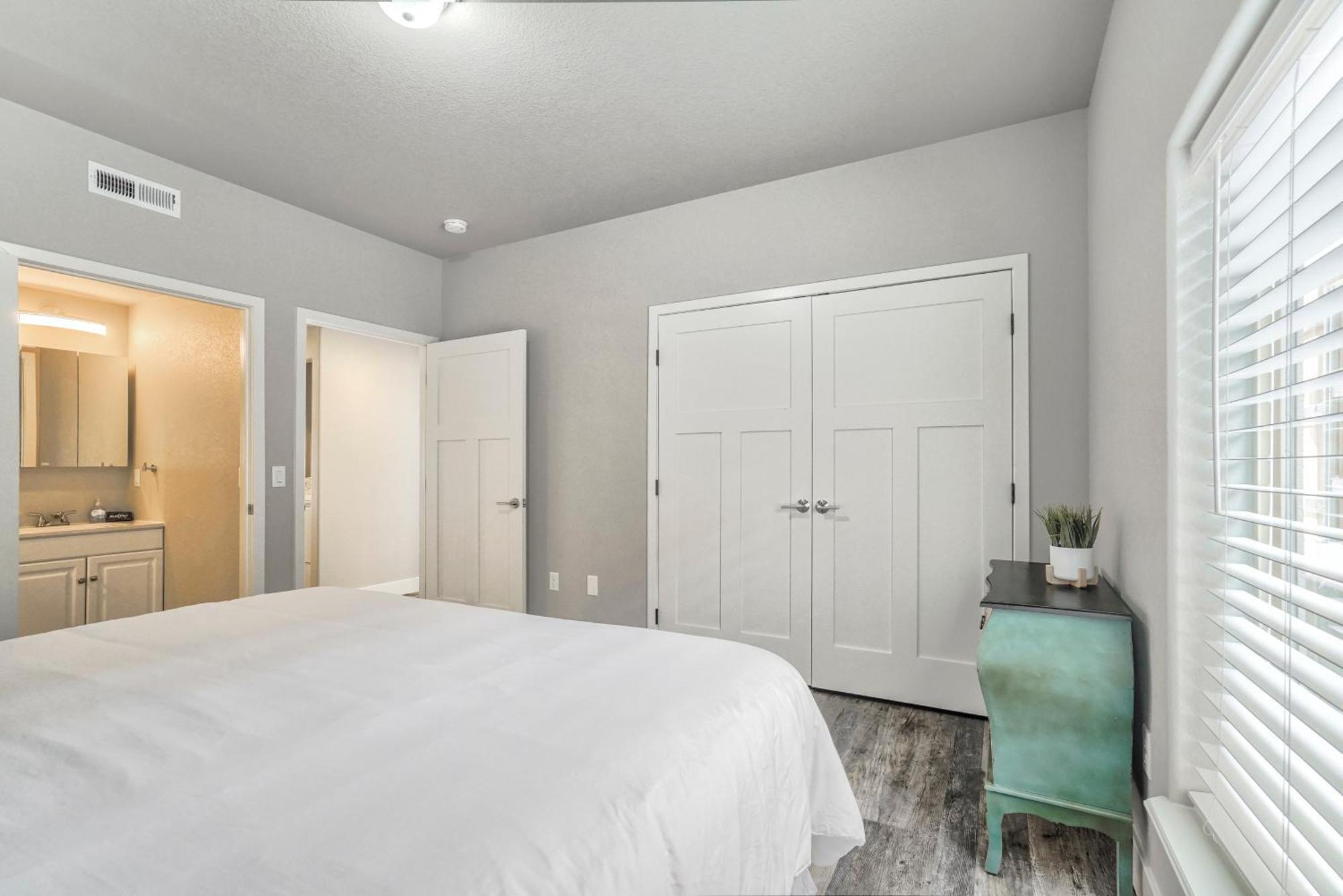 New Lower Condo-mins To Downtown-pet Friendly *